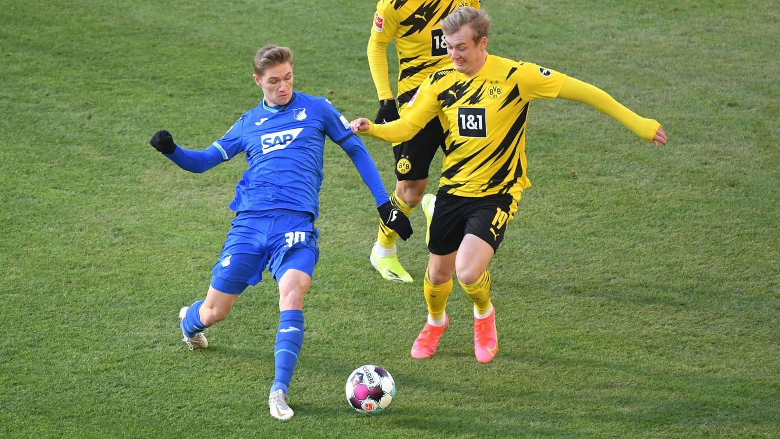 
                <strong>Julian Brandt</strong><br>
                Ähnlich wie Reyna ist auch der deutsche Nationalspieler kaum zu sehen und liefert wieder einmal einen diskreten Auftritt ab, allerdings auch auf der für ihn undankbaren rechten Seite. Wenig überraschend muss er noch vor der 60. Minute für Marco Reus weichen. ran-Note: 5
              