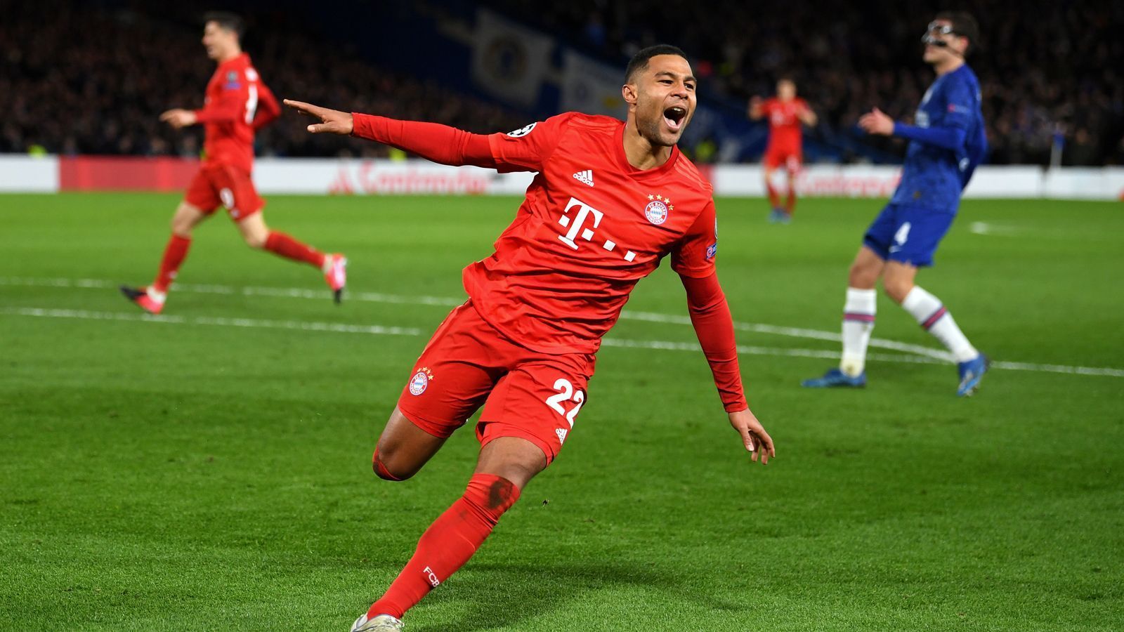 
                <strong>FC Chelsea - FC Bayern München 0:3 (Achtelfinal-Hinspiel 2019/20)</strong><br>
                Auf dem Weg zum Champions-League-Titel 2020 bekam es der FC Bayern München ebenfalls im Achtelfinale mit einem englischen Klub zu tun. Damals behauptete sich der FCB bereits im Hinspiel beim FC Chelsea mit 3:0. Mit einem Doppelschlag legte Serge Gnabry an der Stamford Bridge kurz nach der Pause den Grundstein für den Auswärtssieg der Münchner, den dritten Treffer steuerte Robert Lewandowski bei. Das Rückspiel entschieden die Bayern dann auch noch mit 4:1 klar für sich. 
              