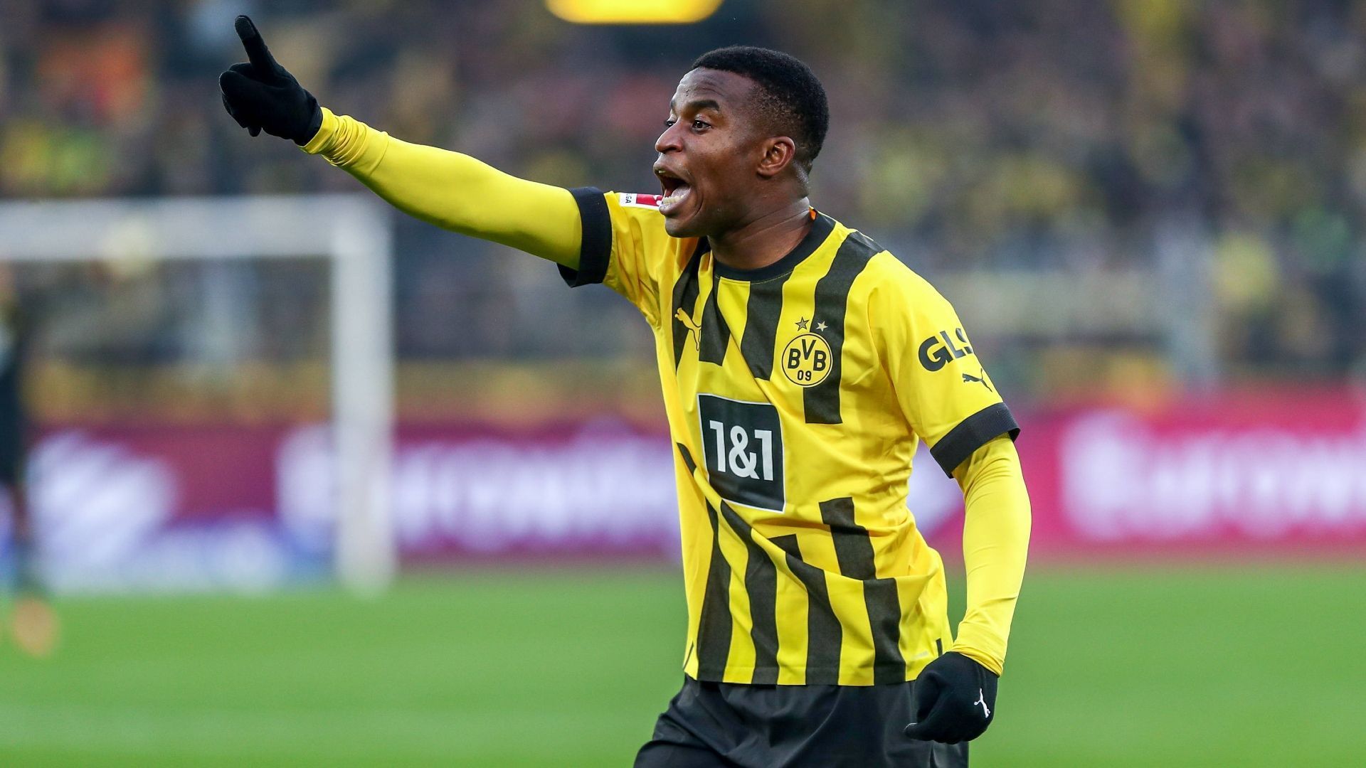 
                <strong>Verlierer: Youssoufa Moukoko (Borussia Dortmund)</strong><br>
                Wird bei der Verkündung seiner Vertragsverlängerung in Dortmund weit weniger gefeiert als Haller bei dessen Einwechslung. Es wird sogar von einigen Pfiffen gegen den Jung-Nationalspieler berichtet. Viele Fans geben ihm offensichtlich die Schuld an den zähen Verhandlungen der vergangenen Tage und Wochen. Auch an ihm geht der Wirbel nicht komplett vorbei. Vergibt in der ersten Halbzeit eine glasklare Torchance und kommt in einer Stunde Spielzeit nur auf acht Ballkontakte. Danach holt ihn Terzic runter und bringt Haller – unter dem Jubel der Zuschauer.
              