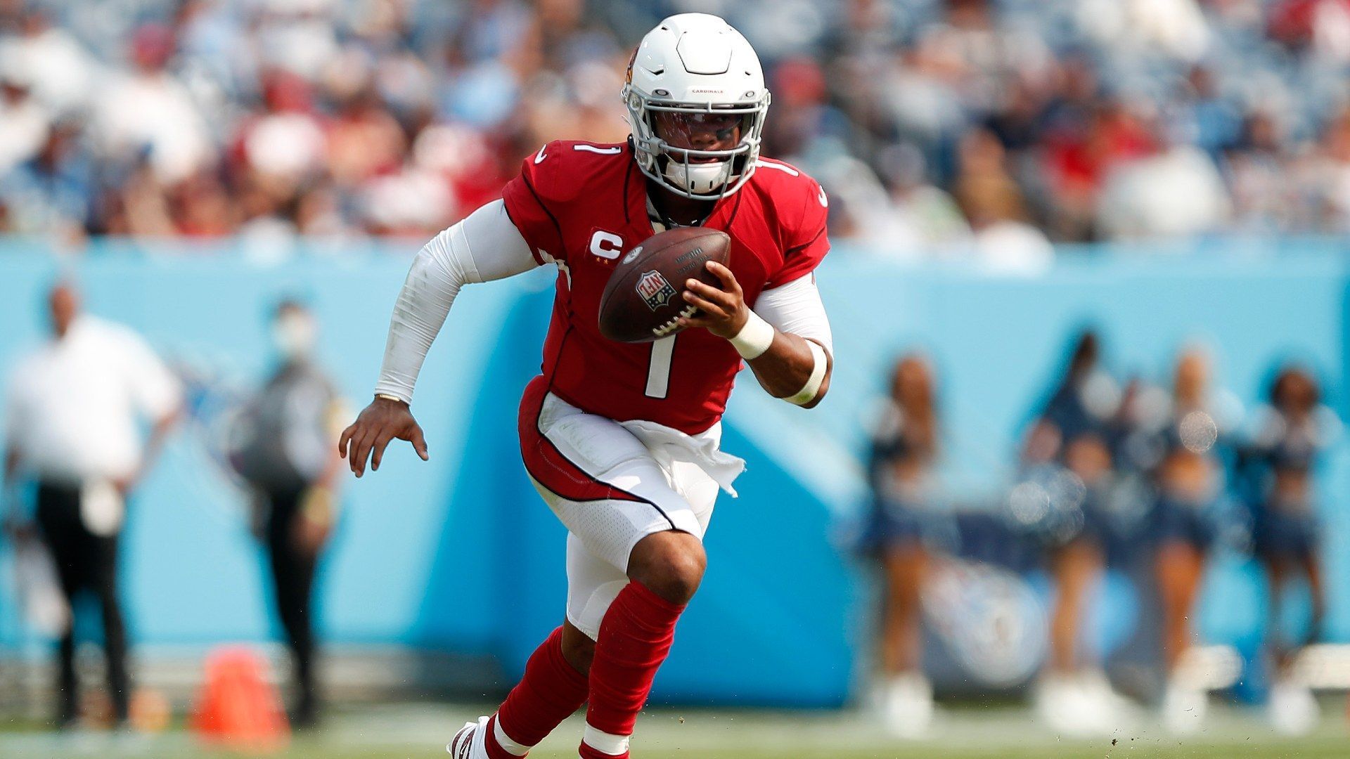 
                <strong>Quarterback: Kyler Murray (Arizona Cardinals) </strong><br>
                Wenn eine der besten und heißesten Offensiven der Liga auf eine der schlechtesten Defensiven trifft, ist das ein gutes Zeichen, was Fantasy-Punkte angeht. Das trifft in Week 3 auf Quarterback Kyler Murray von den Arizona Cardinals zu. Gegen die Jacksonville Jaguars dürfte der kleine Wirbelwind ein leichtes Spiel haben und den Fantasy-Managern ein Lächeln ins Gesicht zaubern. Die Jaguars haben bereits über 800 Yards in dieser Saison zugelassen. Murray hingegen hat alleine bereits knapp 700 Yards aufgelegt und schon neun (!) Touchdowns erzielt. 
              