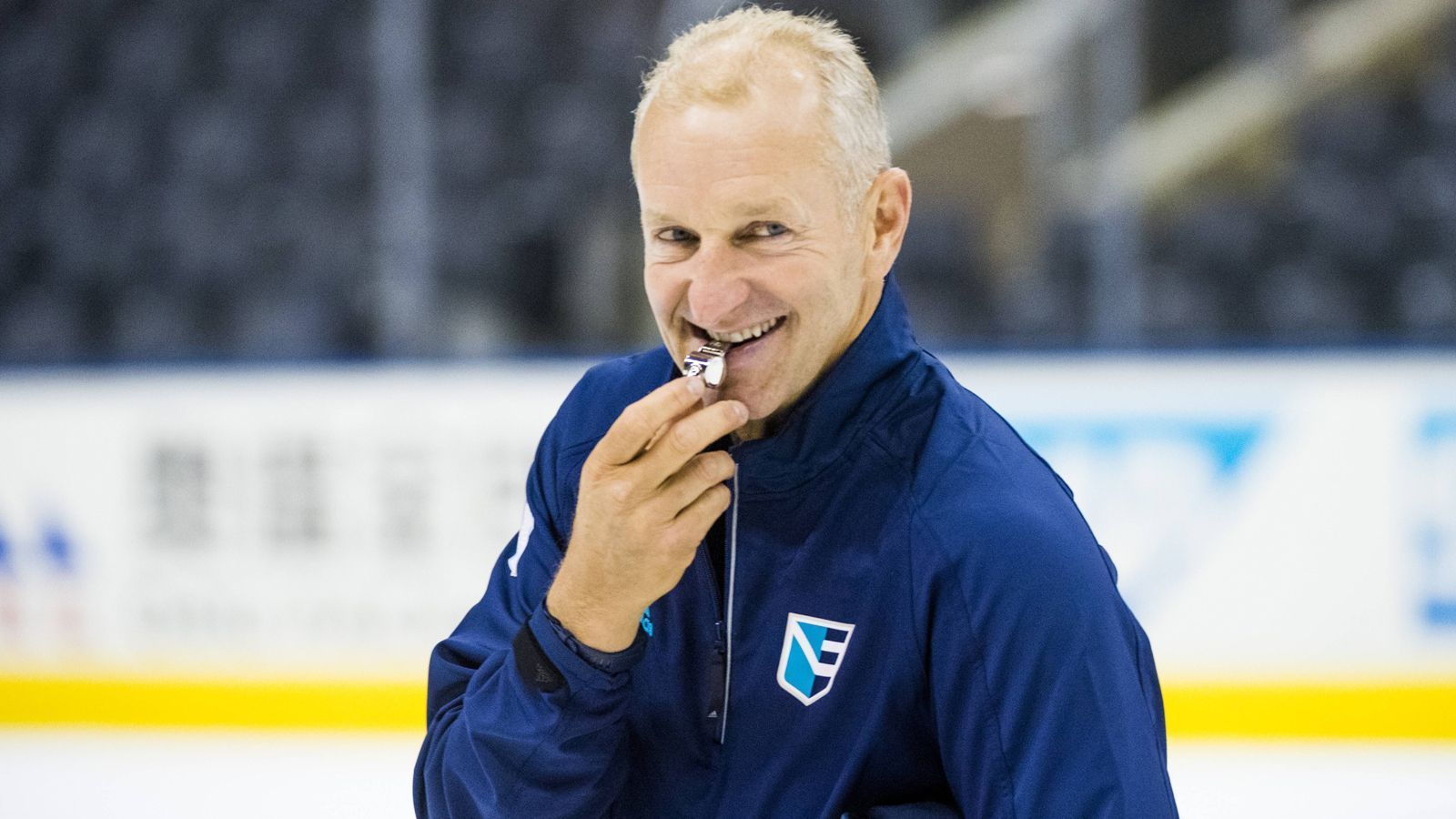 
                <strong>Ein deutscher Eishockey-Nationalspieler als Präsident</strong><br>
                Der Vereinsboss kann trotz seiner Tätigkeit im Fußball nicht vom Eishockey ablassen. 2016 führte er im World Cup of Hockey eine europäische Auswahl in das Finale gegen Kanada. Gegenüber der NZZ sagte er: "Eishockey liegt mir im Blut. Im Fußball versuche ich, mich anders einzubringen. Ich will keinem Techniker ein Wissen vortäuschen, das ich nicht habe." Die Zahl der Vereinsangestellten des FC Southampton stieg in den vier Jahren unter seiner Leitung von 200 auf 400.
              
