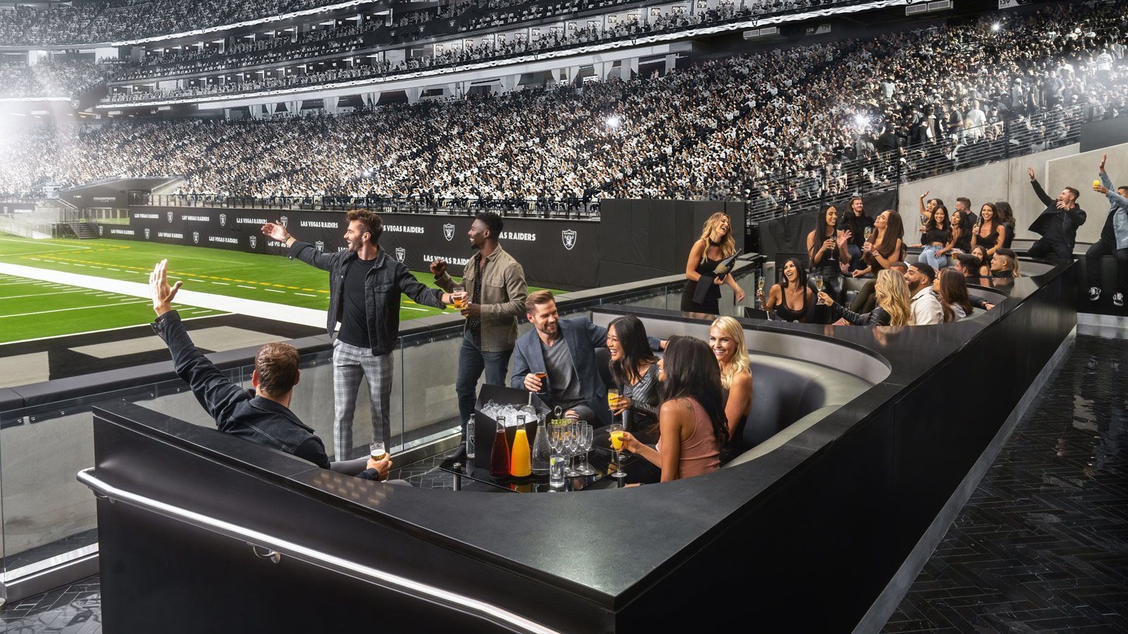 
                <strong>Allegiant Stadium (3/4)</strong><br>
                Zudem verwöhnen die Raiders ihre Fans mit einem 45.000 Watt starken Soundsystem, 42 Fernsehern und einem "Premium-Service", in Bezug auf Getränke und mehr. Als Sahnehäubchen ragt ein cirka 11x3 Meter großer LED-Monitor über den Bereich. Aber damit nicht genug ...
              