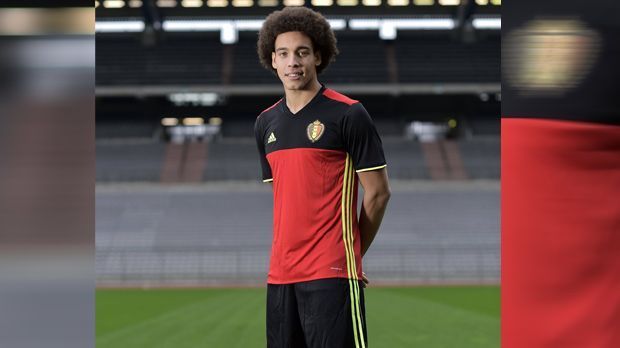 
                <strong>Belgien (Heimtrikot)</strong><br>
                Belgien (Heimtrikot): In den belgischen Nationalfarben präsentiert Mittelfeldspieler Axel Witsel das Heimtrikot. Das Auswärtstrikot der Belgier allerdings ...
              