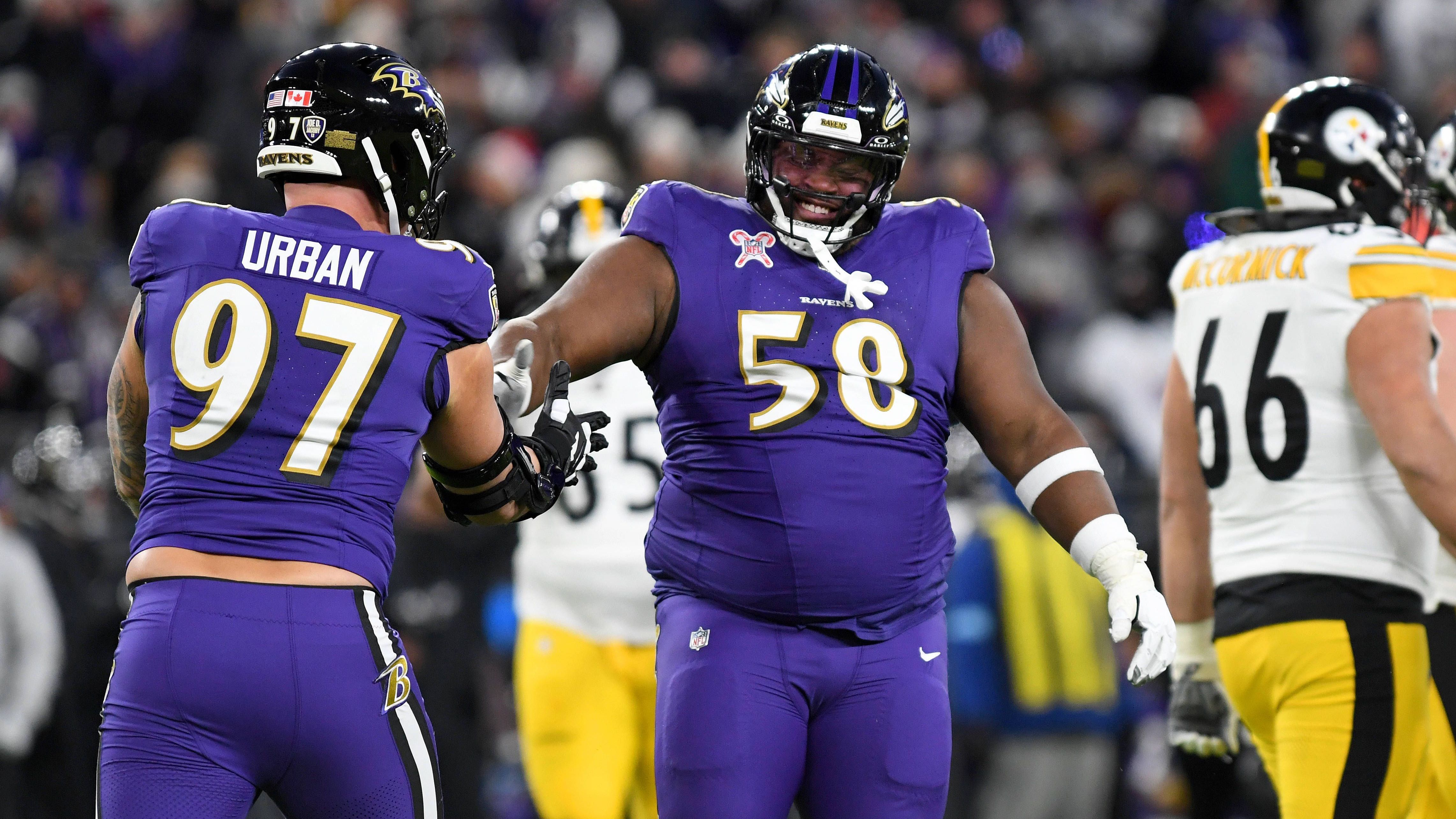 <strong>Michael Pierce (Baltimore Ravens)</strong><br>Der langjährige Nose Tackle der Ravens, Michael Pierce, erklärt seinen Rücktritt. In seinem letzten Spiel stellte er noch kurzerhand einen NFL-Rekord auf. Im Saisonfinale gegen die Browns fing er die erste Interception seiner Karriere und wurde mit 355 Pfund Gewicht der schwerste Spieler seit mindestens 25 Jahren, dem eine Interception gelang.