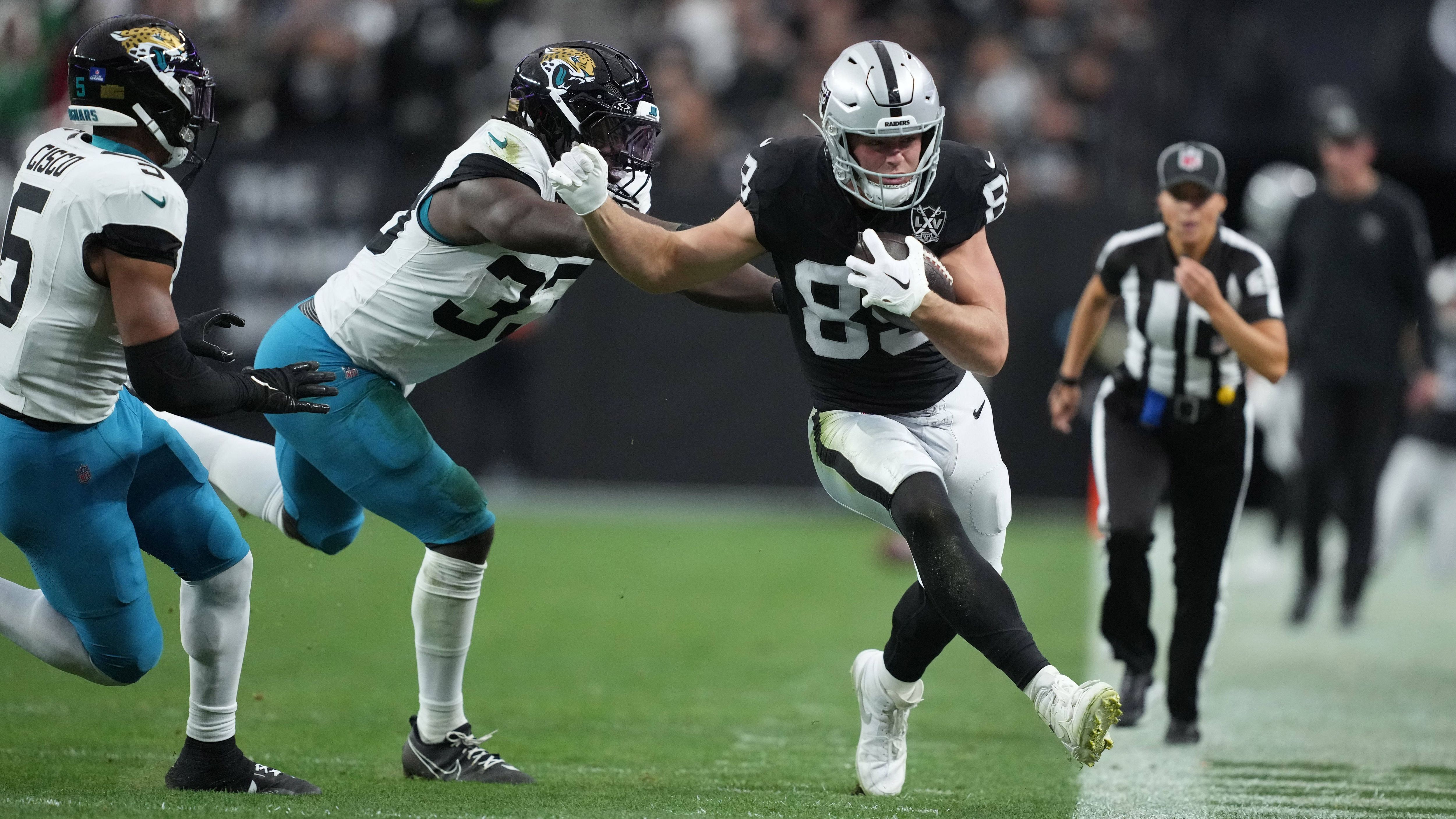 <strong>Meiste Receiving Yards und Catches für einen Rookie Tight End</strong><br>Zwei Rekorde hat sich bereits Brock Bowers geschnappt. Die gefühlt einzige Hoffnung der Las Vegas Raiders steht bei 108 Catches und 1.144 Yards. Damit brach er nicht nur die jeweiligen Rekorde von Hall of Famer Mike Ditka, sondern auch den Rookie-Rekord für Catches insgesamt, den Puka Nacua noch im Vorjahr aufstellte.