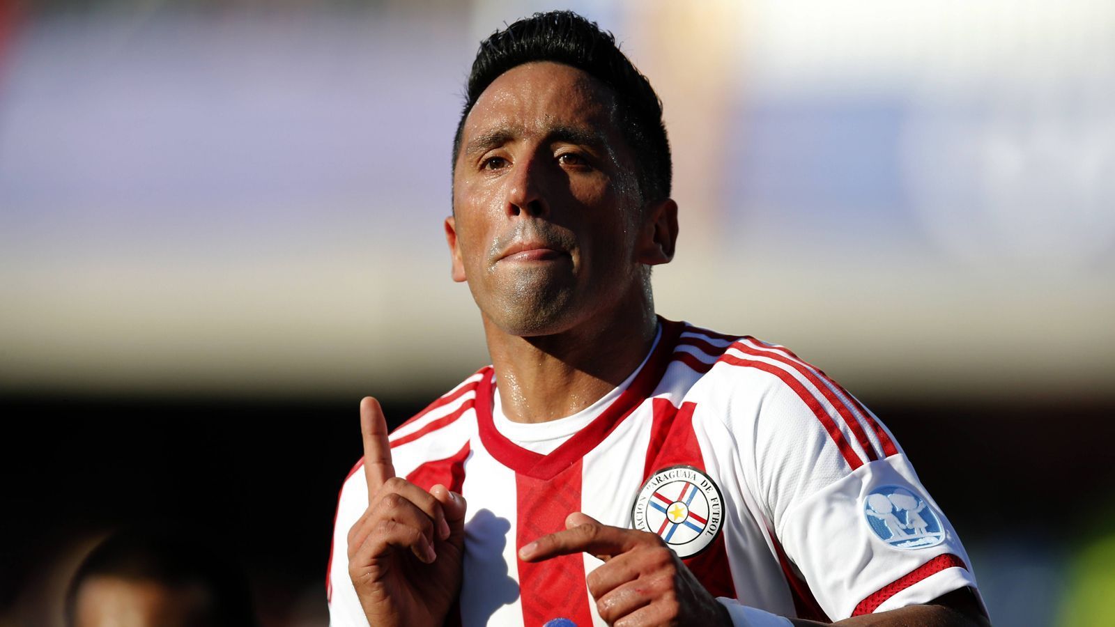 
                <strong>Lucas Barrios (Paraguay)</strong><br>
                Lucas Barrios - Argentinien: Der frühere Welttorjäger, der in der Bundesliga für Borussia Dortmund auflief, wurde im argentinischen San Fernando geboren. Der Stürmer spielt jetzt jedoch für das Herkunftsland seiner Mutter: Paraguay. Dort bildet er gelegentlich mit Bobadilla das Sturmduo der Nationalmannschaft.
              