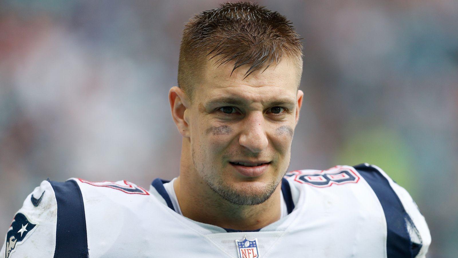
                <strong>120 Kilogramm! So will Gronkowski auf sein Kampfgewicht zurück</strong><br>
                Rob Gronkowski hatte seinen Rücktritt bei den New England Patriots, seine Auszeit, nie bereut, zu keinem Zeitpunkt. "Ich habe die Pause zu 100 Prozent gebraucht", sagte er bei seiner Vorstellung bei den Tampa Bay Buccaneers. Sein Körper fühle sich nun wieder gut an, betonte er. Abgenommen hat er während seines einjährigen Rückzugs trotzdem. 
              