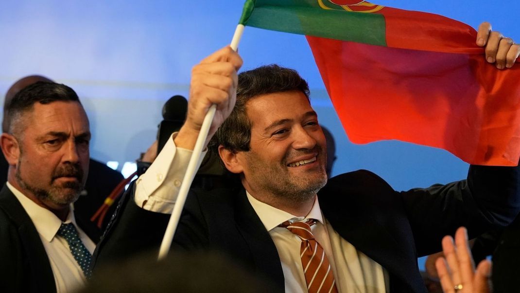 Der Vorsitzende der rechtspopulistischen Chega, Andre Ventura, feiert den Erfolg seiner Partei bei den Parlamentswahlen in Portugal.