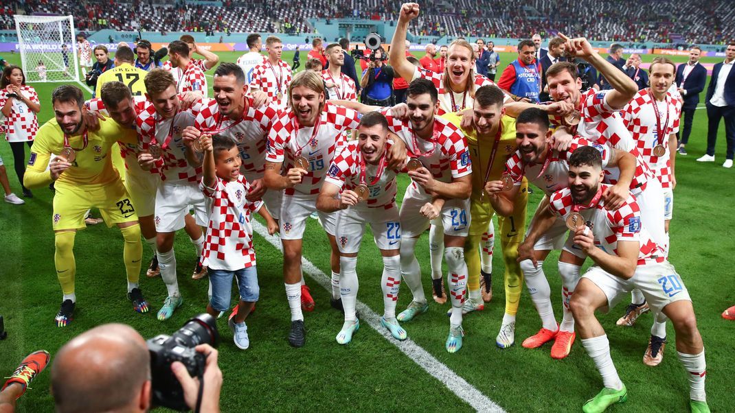 Spieler aus Kroatien jubeln nach der Siegerehrung.
