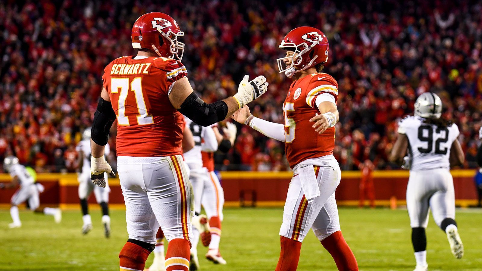 
                <strong>Mitchell Schwartz (Kansas City Chiefs)</strong><br>
                Die Offensive Line kommt bei den Kansas City Chiefs durch die herausragenden Leistungen von Patrick Mahomes oftmals zu kurz. Dabei gehört die O-Line der Chiefs vor allem im Pass-Blocking zur Elite der Liga. Laut "ProFootballFocus" ließen nur die New Orleans Saints weniger Druck gegen den gegnerischen Pass Rush zu. Mitchell Schwartz blockte als Right Tackle hervorragend und ließ keinen einzigen Sack zu. Im Run-Blocking kam Schwartz zwar nicht ganz an die Liga-Spitze ran, allerdings spielte das Laufspiel bei den Chiefs dank Mahomes ohnehin nur eine untergeordnete Rolle.
              