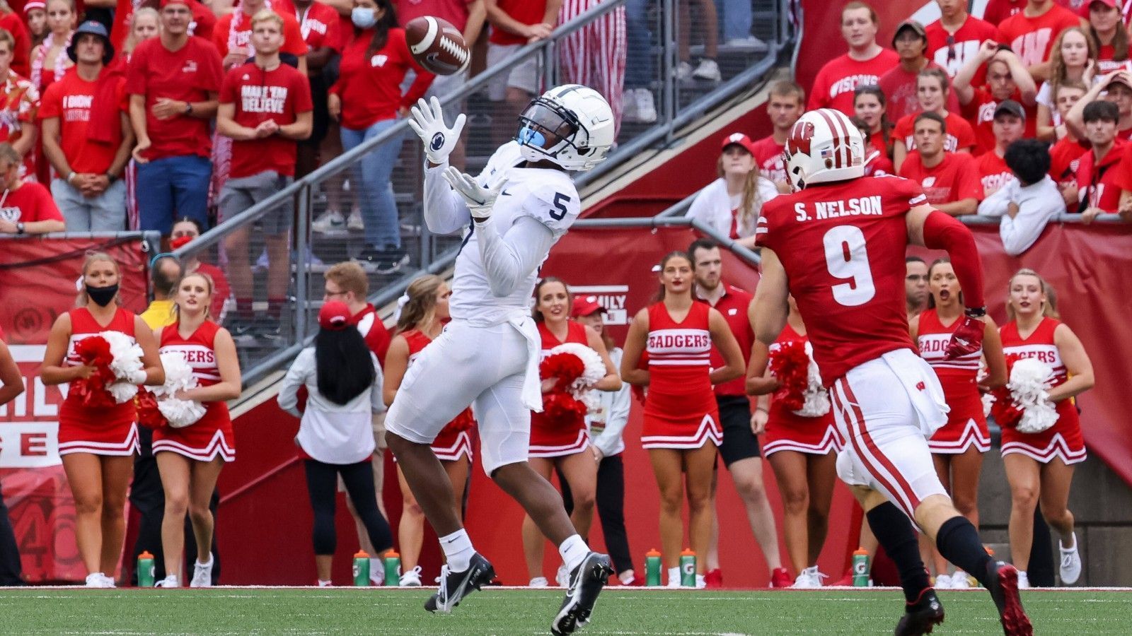 
                <strong>Anderes College geplant</strong><br>
                Dass Dotson heute überhaupt für Penn State auf Touchdown-Jagd gehen kann, war ursprünglich gar nicht vorgesehen. So entschied sich der Passempfänger eigentlich für die UCLA Bruins der University of California. Erst später schwenkte der Sportler um und wählte mit der Pennsylvania State University nach der Nazareth Area High School erneut eine Bildungseinrichtung im US-Bundesstaat Pennsylvania. Dort bestreitet er inzwischen sein letztes Jahr.
              