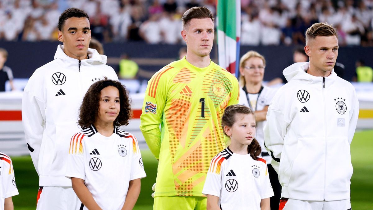 TER STEGEN Marc Andre Torwart Team Deutschland mit MUSIALA Jamal und KIMMICH Joshua bei der Nationalhymne UEFA Nations League 2025 Spiel Deutschland - Ungarn 5 : 0 am 07.09.2024 in Duesseldorf DFL ...