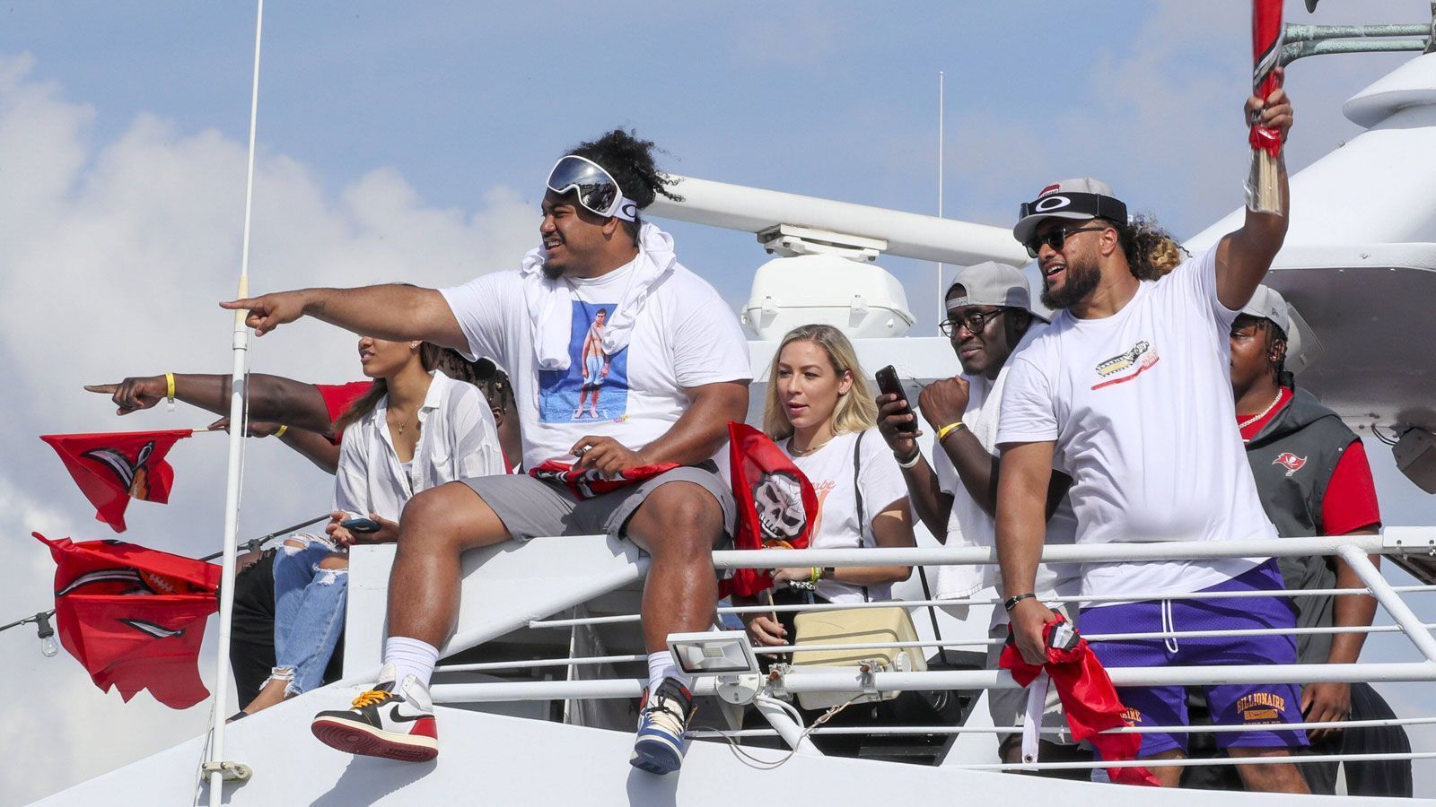 
                <strong>Die Bootsparade der Buccaneers nach dem Super-Bowl-Triumph</strong><br>
                Vita Vea hat derweil die beste Aussicht und auch die Nase vorn, als sich die Parade ihrem Ziel nähert.
              