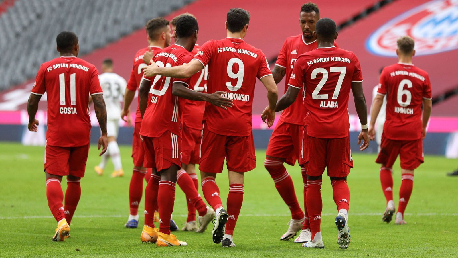 
                <strong>Bayern fertigt auch Frankfurt ab</strong><br>
                Nach dem 4:0 gegen Atletico Madrid schickt der FC Bayern auch Eintracht Frankfurt mit fünf Buden nach Hause. Und das obwohl, drei Defensivspieler früh mit Gelb verwarnt werden. Überragender Mann ist einmal mehr Robert Lewandowski mit drei Treffern. Sane gibt sein Comeback. ran hat die Noten der Bayern-Stars.
              