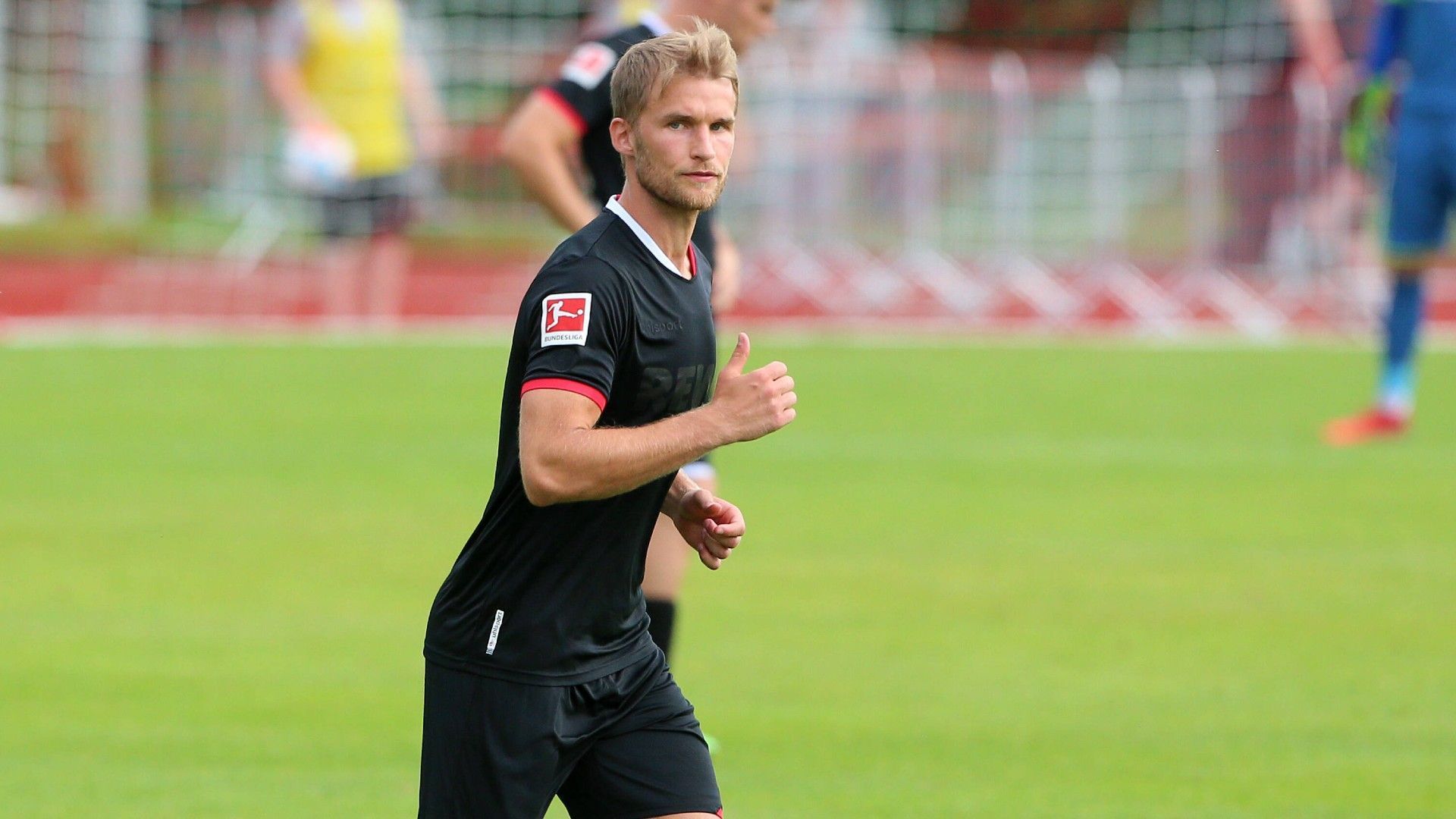 
                <strong>Sebastian Andersson (1. FC Köln)</strong><br>
                Ohne ihn wäre der 1. FC Köln wohl nicht mehr in der Bundesliga vertreten. Die Rede ist von Stürmer Sebastian Andersson, der die Geißböcke mit einer phänomenalen Leistung im Relegationsspiel gegen Holstein Kiel am Leben hielt. Als Top-Transfer von Union Berlin nach Köln gewechselt, konnte der 30-Jährige seine Ablöse von 6,5 Millionen Euro in der regulären Saison nur selten unter Beweis stellen. Dank seiner Explosion in der Relegation sind die Hoffnungen in Köln groß, dass sich der Hüne in der kommenden Spielzeit besser zurechtfindet und endlich die benötigte Verstärkung im Sturm sein kann.
              