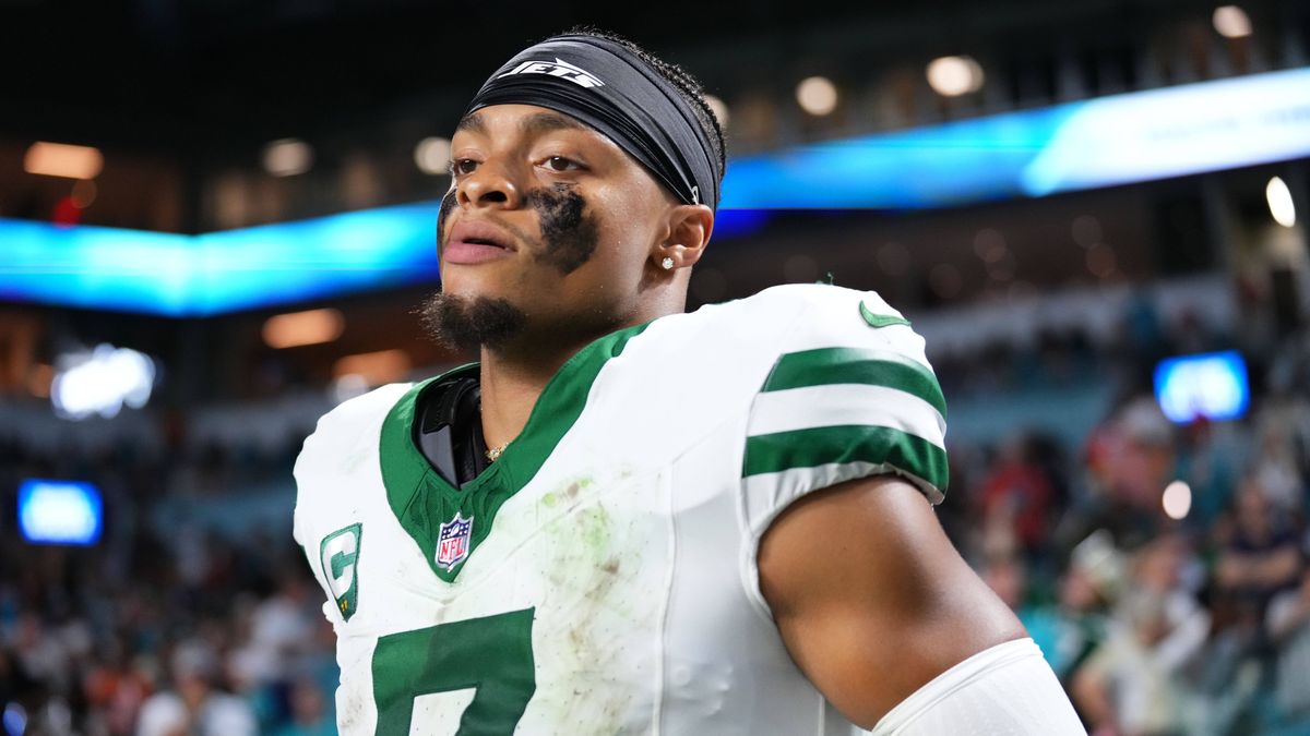 NFL, American Football Herren, USA New York Jets at Miami Dolphins Sep 29, 2025; Miami Gardens, Florida, USA; New York Jets quarterback Justin Fields (7) takes the field to start the second half at...