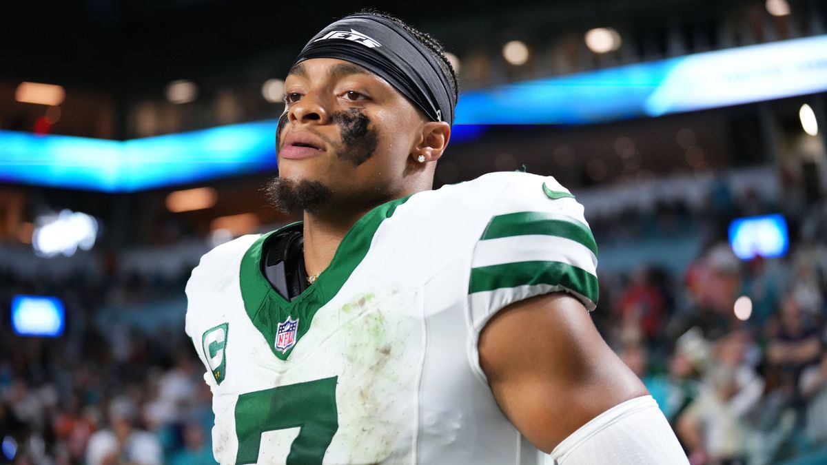 NFL, American Football Herren, USA New York Jets at Miami Dolphins Sep 29, 2025; Miami Gardens, Florida, USA; New York Jets quarterback Justin Fields (7) takes the field to start the second half at...