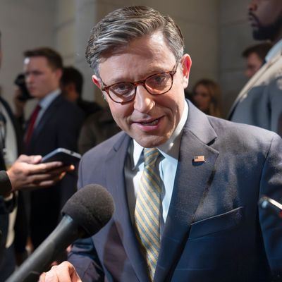 Archivaufnahme, 20. Dezember 2024, USA, Washington: Der Sprecher des Repräsentantenhauses, Mike Johnson, verlässt eine geschlossene Sitzung mit anderen Republikanern im Kapitol. 