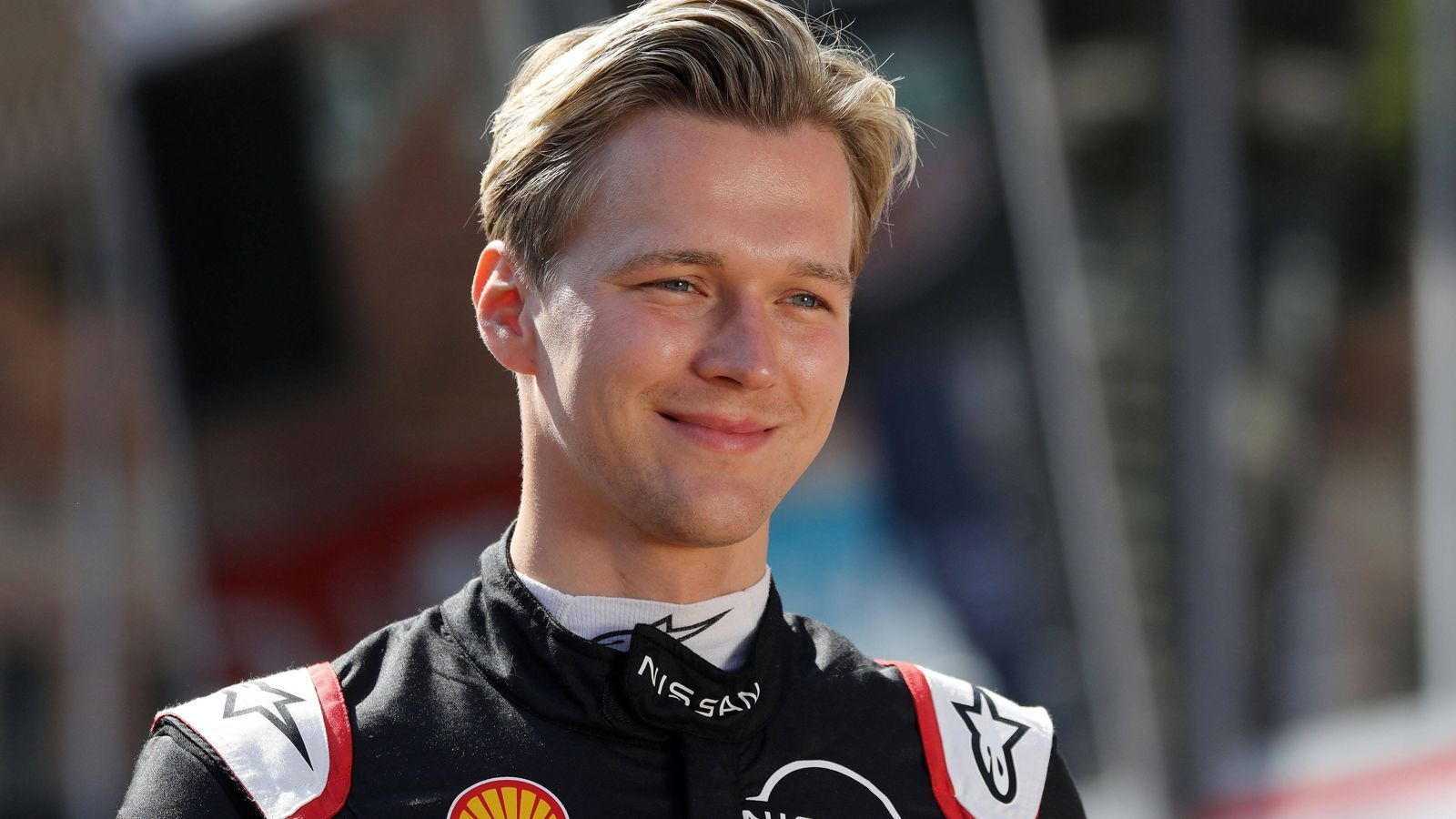 
                <strong>Maximilian Günther</strong><br>
                Günther hatte auch den großen Traum von der Formel 1, 2018 fuhr er für Arden in der Formel 2, im Unterbau der Königsklasse. Feierte einen Sieg und einen Podestplatz, mehr als Gesamtplatz 14 war für ihn aber nicht drin. Auf das Saisonfinale verzichtete er damals, weil er für Dragon in die Formel E einstieg. Seitdem träumt der 24-Jährige dort vom Titel. Vor der aktuellen Saison wechselte er von Aussteiger BMW zu Nissan. Smart, schnell und somit auch ein Kandidat.
              