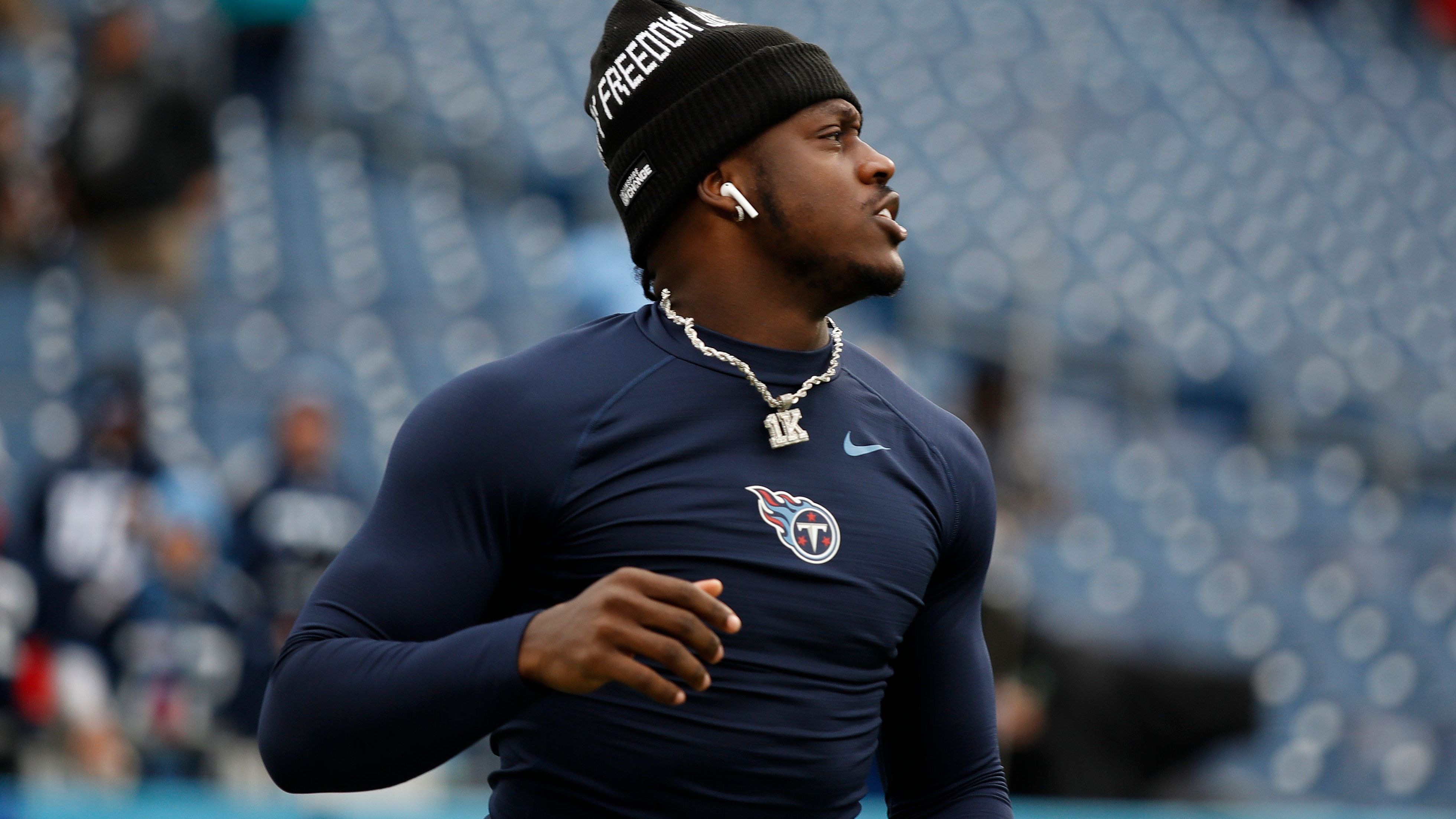 <strong>Tennessee Titans: Die fehlende Anerkennung für eigene Stars (2022)</strong><br>Man kann auch die Trennung von Derrick Henry oder Mike Vrabel hier anführen. Doch der Deal um A.J. Brown war noch katastrophaler. GM Jon Robinson kostete auch das am Ende vielleicht den Job. 2022 schickte er Superstar Brown zu den Eagles, wo er später den Super Bowl gewann. Mit dem erhaltenen Erstrundenpick wurde Treylon Burks gepickt, welcher auch durch Verletzungen seitdem nur auf 699 Receiving-Yards kommt. Brown gelangen 3.898 in der Zwischenzeit.