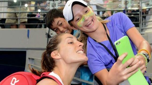 
                <strong>Petkovic vor dem ersten Einzel</strong><br>
                Andrea Petkovic, die frisch gebackene Siegerin von Charleston, eröffnet das Duell gegen die frühere US-Open-Gewinnerin Samantha Stosur. Aber vorher noch schnell ein Foto mit einem jungen Fan. 
              