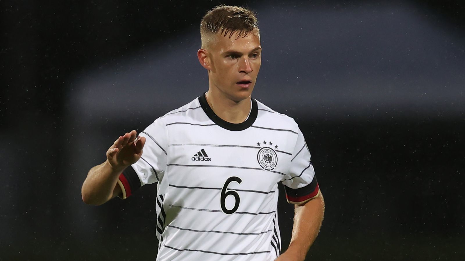 
                <strong>Joshua Kimmich</strong><br>
                Eine solide erste Halbzeit vom "Ersatzkapitän", der dem Spiel aber nicht so konstant den Stempel aufdrücken kann, wie es schon oft zu sehen war. Muss aber auch viel einstecken von den rumänischen Spielern. ran-Note: 3
              