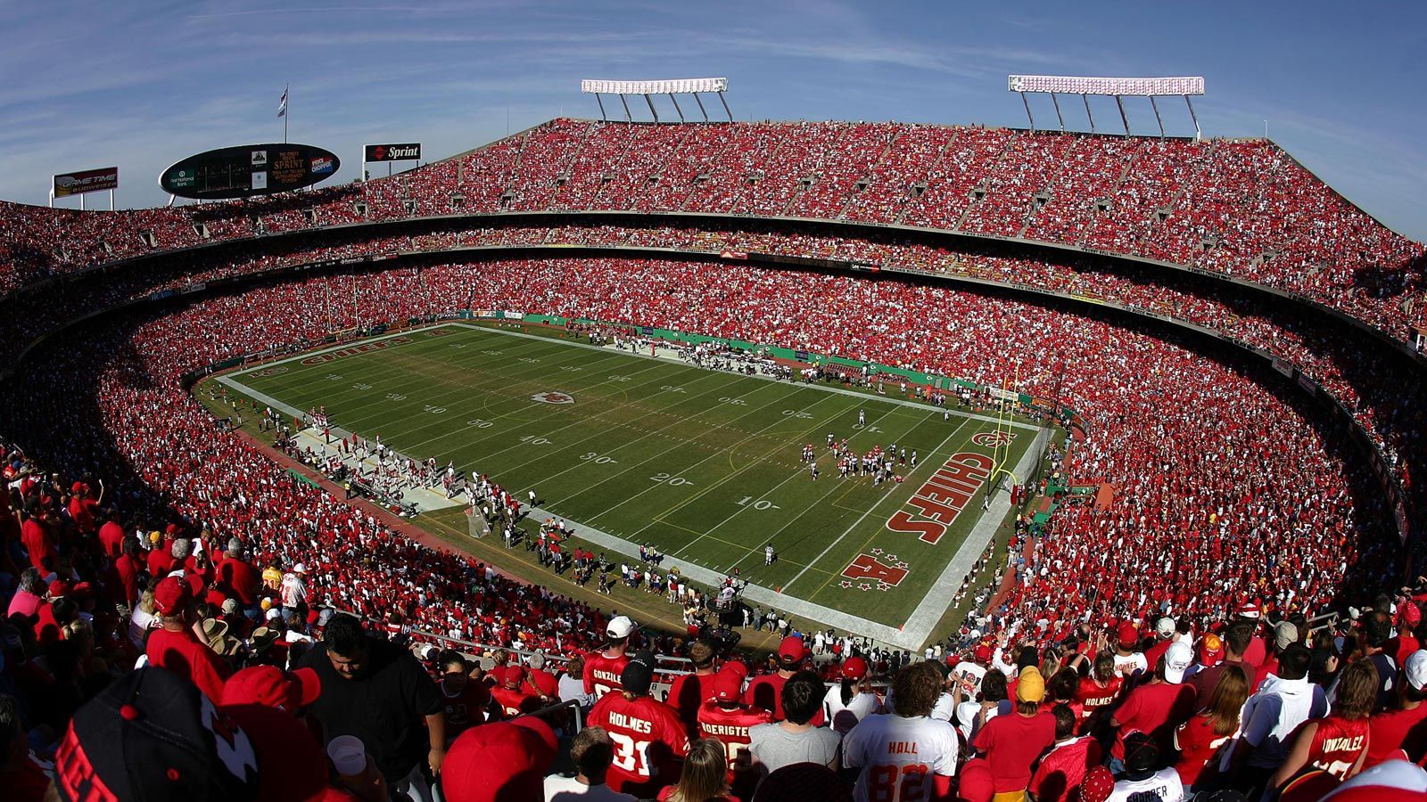 <strong>Das beliebteste Stadion: Arrowhead<br></strong>Es ist mit das lauteste Stadion der NFL. Die Fans der Chiefs sorgen hier mit ihrem berühmten Tomahawk Chop für gute Stimmung. Das kommt auch bei den Spielern gut an. Es ist die drittälteste Spielstätte der Liga (1972) und die "urigen" Kabinen sorgen für Charme. Platz zwei geht an Minnesotas U.S Bank Stadium, wo es auch sehr laut wird. Platz drei an das SoFi Stadium in LA, Platz vier an das Lambeau Field.