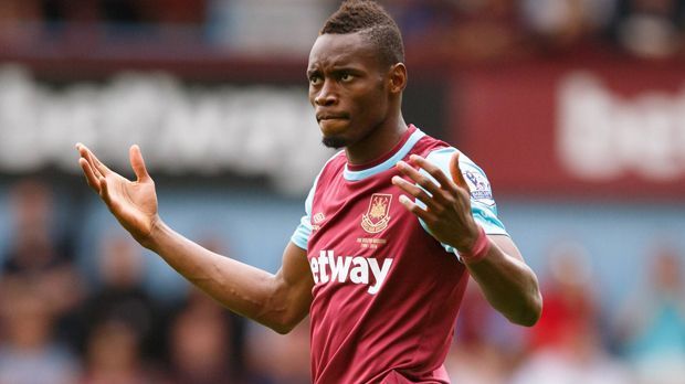 
                <strong>9. Sakhos Morddrohungen</strong><br>
                9. Sakhos Morddrohungen. Negative Schlagzeilen gab es über West-Ham-Stürmer Diafra Sakho. Der Senegalese soll Morddrohungen ausgesprochen und Zeugen eingeschüchtert haben. Gegen Kaution wurde der 25-Jährige nach kurzer Zeit wieder freigelassen. Bis heute bestreitet er den Vorwurf vehement.
              