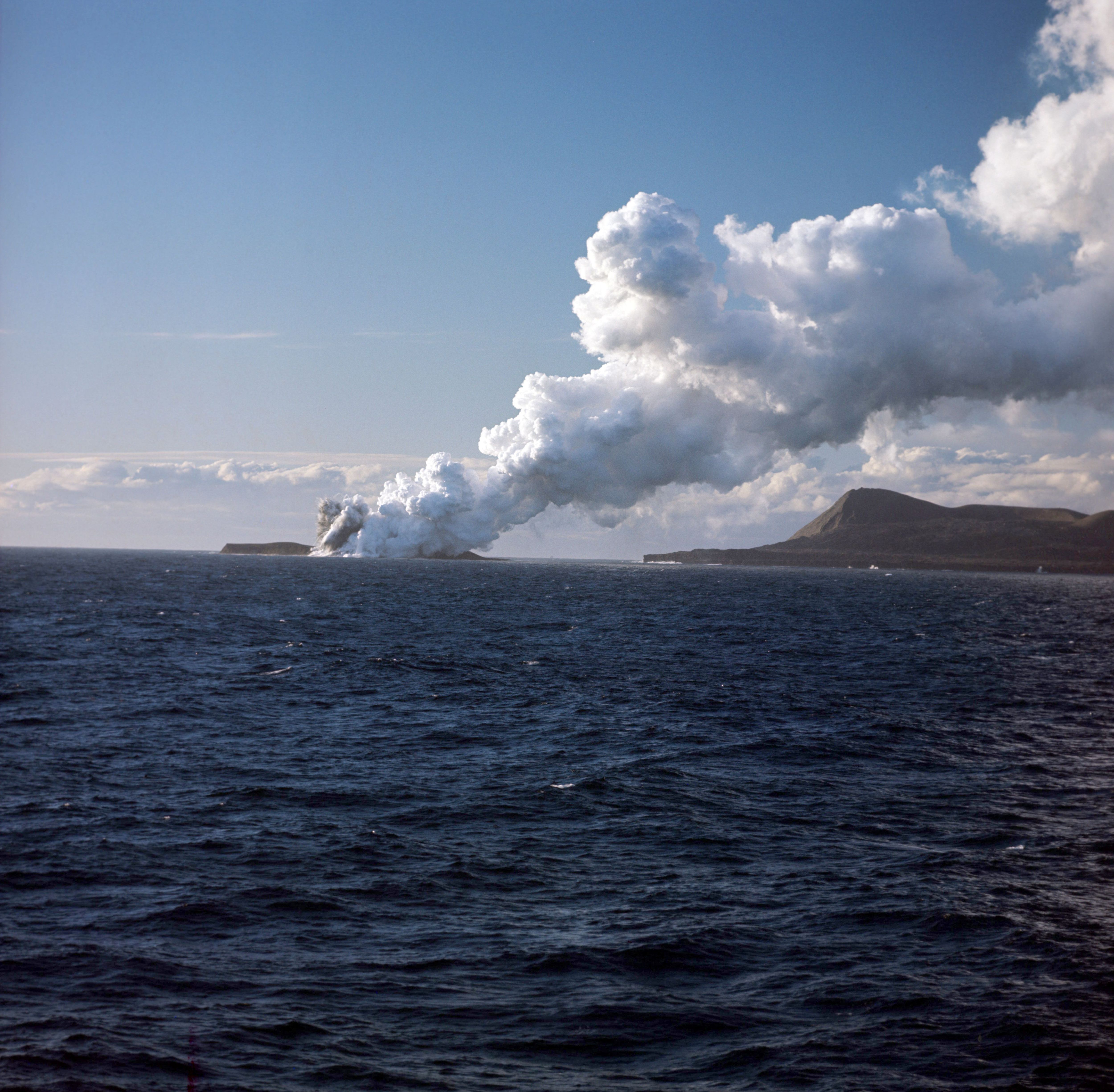 Surtseyanische Eruption: Solche Ausbrüche bauen Unterwasservulkane auf, bis sie die Oberfläche durchbrechen und beginnen, explosionsartig Asche spucken. Namensgeber war 1963 die Vulkaninsel Surtsey.