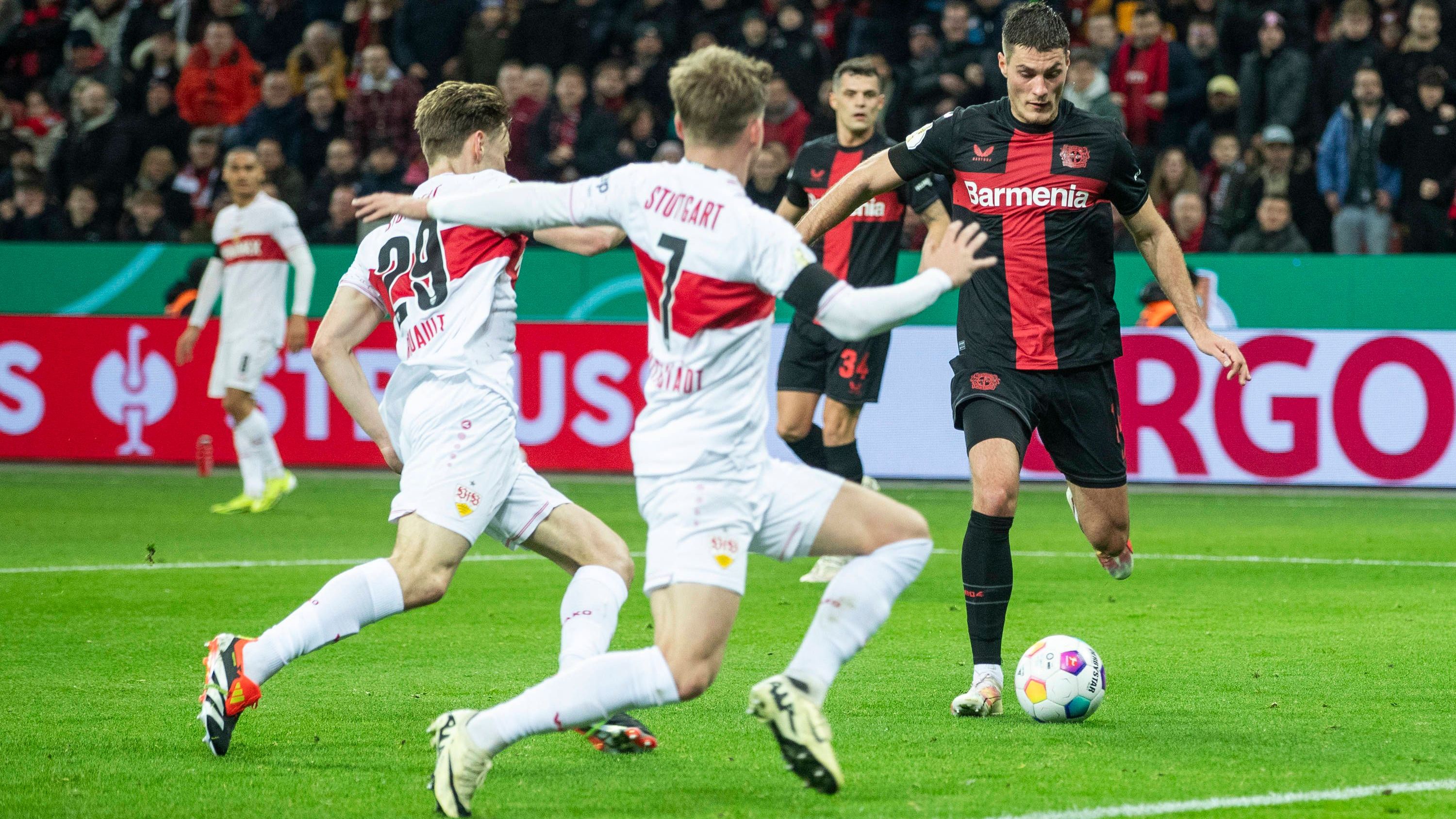 <strong>Patrik Schick</strong><br>Geht weite Wege als Leverkusener Speerspitze, wird zumeist aber gut zugestellt. Eine wirkliche Torchance ergibt sich im ersten Durchgang lange nicht für den Tschechen. Steht beim vermeintlichen Treffer zum 1:1 ein gutes Stück im Abseits (40.). Scheitert kurz darauf aus minimaler Distanz vor Nübel. Lässt später die Riesenchance zum Ausgleich frei vorm Tor liegen (47.). Nach einer guten Stunde durch Iglesias ersetzt.<strong><em> ran</em>-Note: 4</strong>