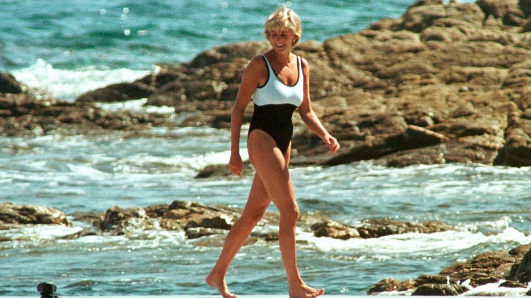 1997 an der französischen Riviera wurde dieses Paparazzifoto geschossen - und der Badeanzug wurde eines der ikonischsten Pieces aus Lady Dis Garderobe.
