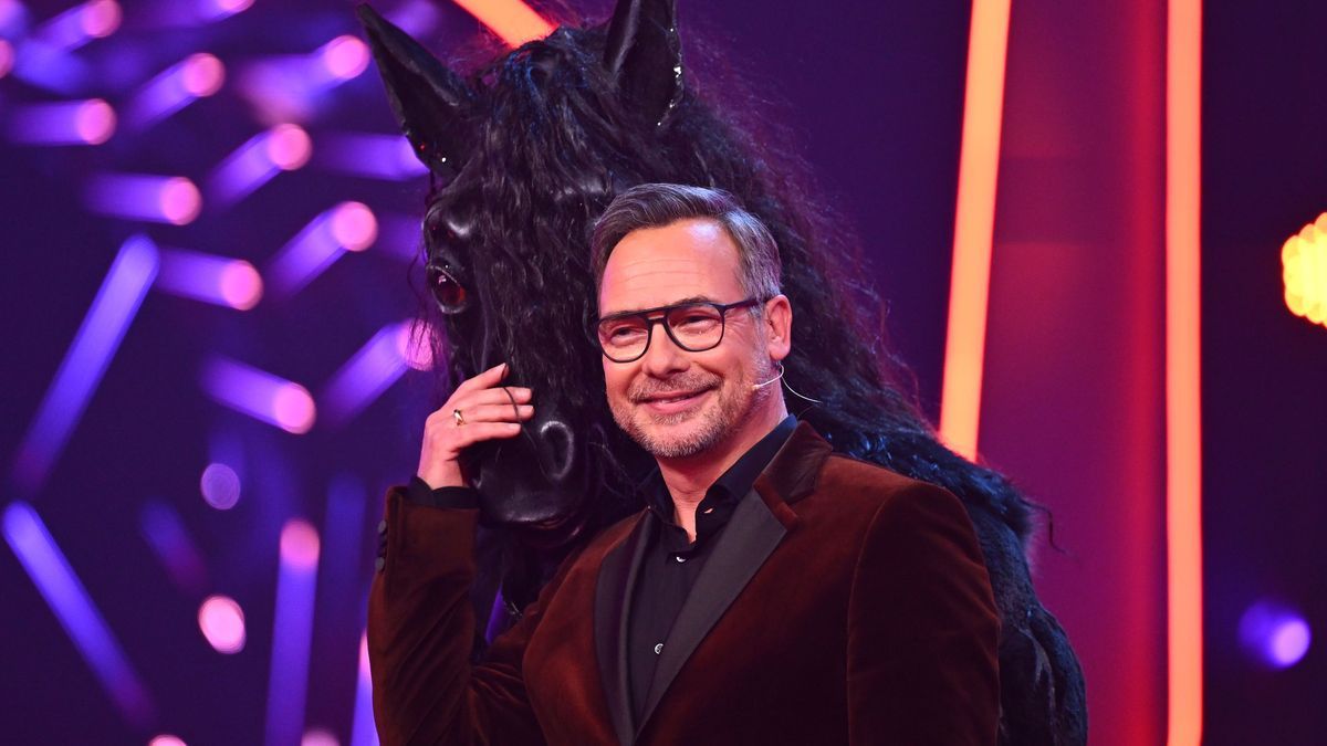 Matthias Opdenhövel streichelt den Mustang im Halbfinale von "The Masked Singer" 2023.