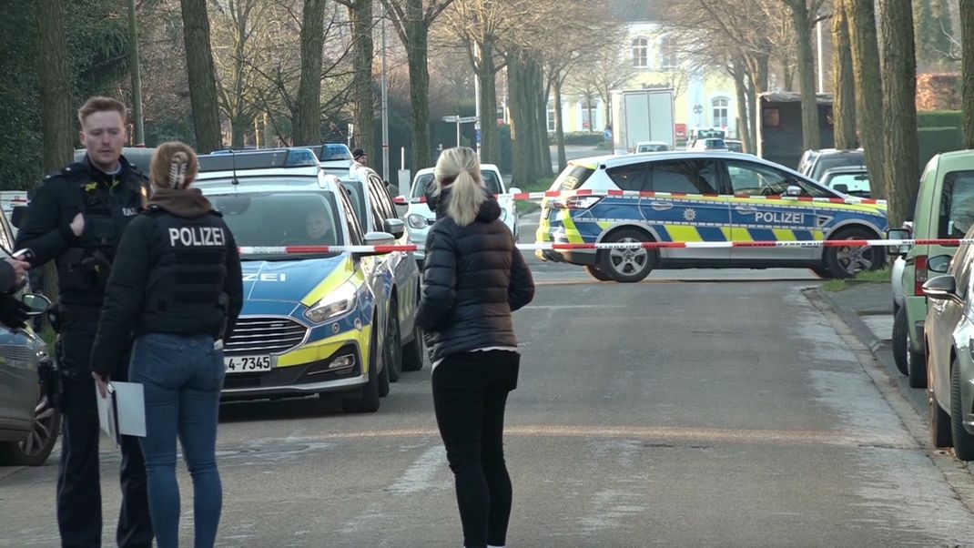 Bei einer Explosion auf einem Gehweg in Ochtrup im Kreis Steinfurt ist ein Mann schwer verletzt worden. 