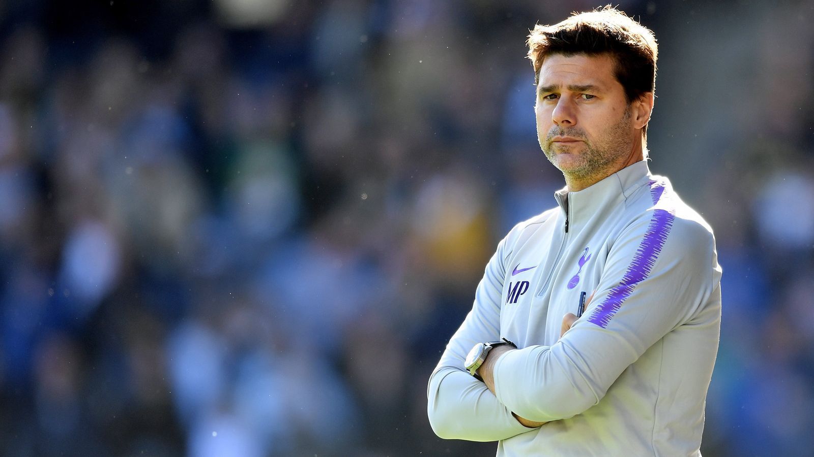 
                <strong>Mauricio Pochettino</strong><br>
                Der Argentinier Mauricio Pochettino ist einer der begehrtesten Trainer im Weltfußball, weil er bei Tottenham seit Jahren tolle Arbeit leistet. Als Übergangslösung kommt der 46-Jährige ohnehin nicht in Frage, aber möglicherweise als Kandidat ab Juli 2019. Aufgrund eines Vertrages bis 2023 dürfte Pochettino aber sehr teuer werden. Zumindest prominente Fürsprecher hat der Ex-Nationalspieler bereits. Gary Neville, früherer United-Kapitän, schwärmte bei "Sky Sports" über Pochettino und bezeichnete ihn als "perfekten Kandidaten". Sollte die Saison aber einigermaßen so weiterlaufen, wie aktuell, würde sich Pochettino mit einem Wechsel zu ManUtd wohl kurzfristig sportlich verschlechtern. Aktuell haben die Spurs nämlich 13 Punkte mehr auf dem Konto als der englische Rekordmeister.
              