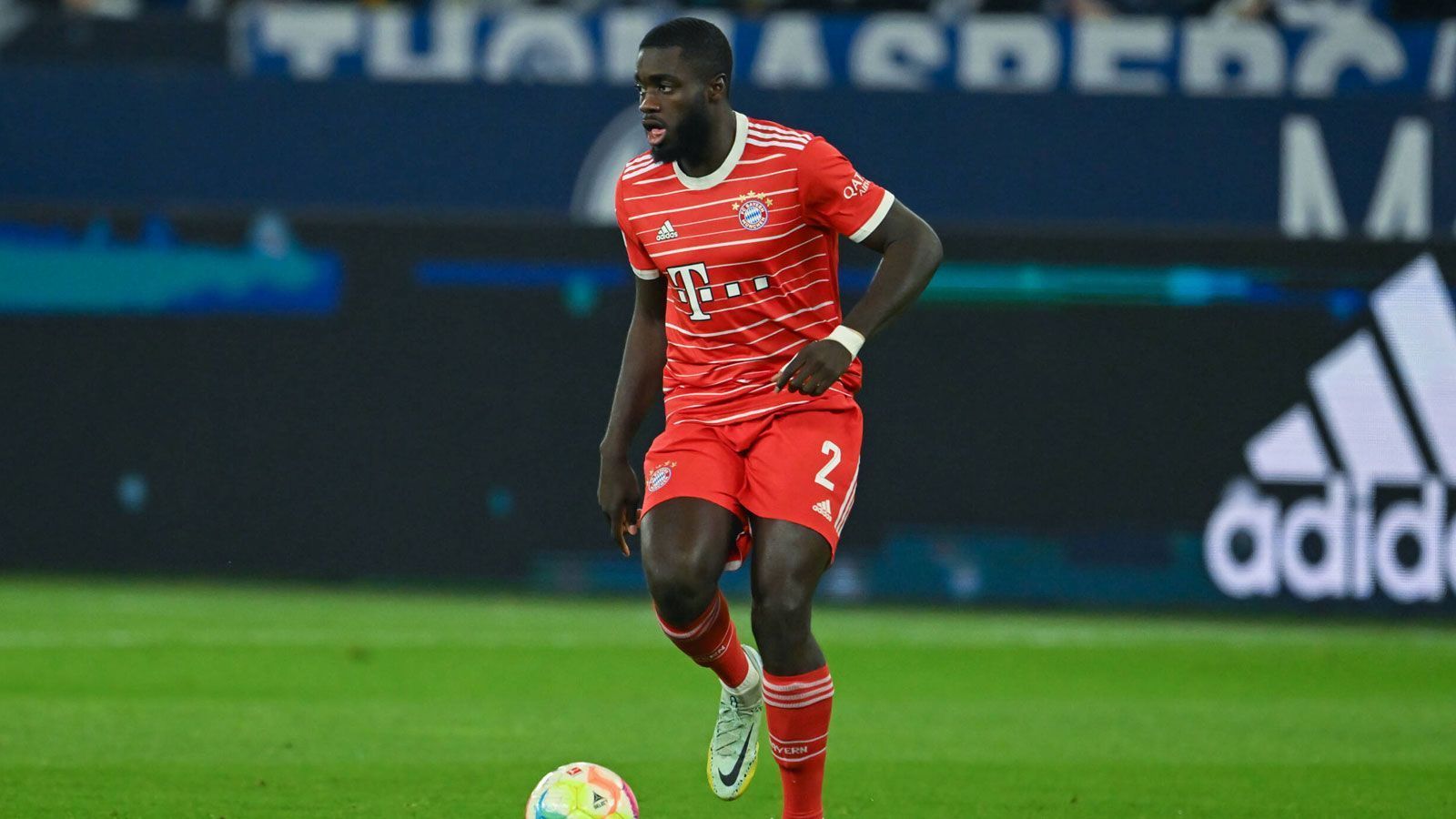 
                <strong>Dayot Upamecano</strong><br>
                Der Ruhepol in der Münchner Viererkette. Durch Nichts und Niemanden in Hektik zu versetzen. Steht immer richtig und schaltet sich ein ums andere Mal mit klugen, öffnenden Pässen in den eigenen Spielaufbau mit ein. Ein stabiler Auftritt des Franzosen. ran-Note: 3
              