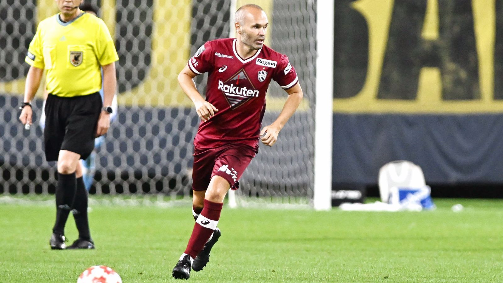 
                <strong>Platz 9: Andres Iniesta (Vissel Kobe)</strong><br>
                &#x2022; Einkommen: 30 Millionen Euro<br>&#x2022; Gehalt: 25 Millionen Euro<br>&#x2022; Sponsoren-Einnahmen: fünf Millionen Euro<br>
              