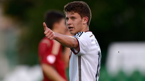 
                <strong>Sturm: Mats Köhlert</strong><br>
                Sturm: Mats Köhlert. Er ist eher auf den Außenpositionen in der Offensive zu finden. Neben seinen Torjäger-Qualitäten setzt Wück den Spieler vom Hamburger SV auch gerne als Vorbereiter ein: "Trifft nicht nur selbst, sondern bereitet auch viele Treffer vor. Er kann für den Überraschungsmoment sorgen."
              