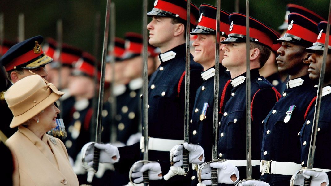 Als Prinz Harry seine Oma sieht, muss er lachen - obwohl es gegen das Protokoll ist. Queen Elizabeth scheint vor Stolz zu platzen, als sie ihren Lieblingsenkel während der Sovereign's Parade in der Royal Military Academy (2006) in den Reihen zu entdeckt. Die beiden hatten ein inniges Verhältnis.