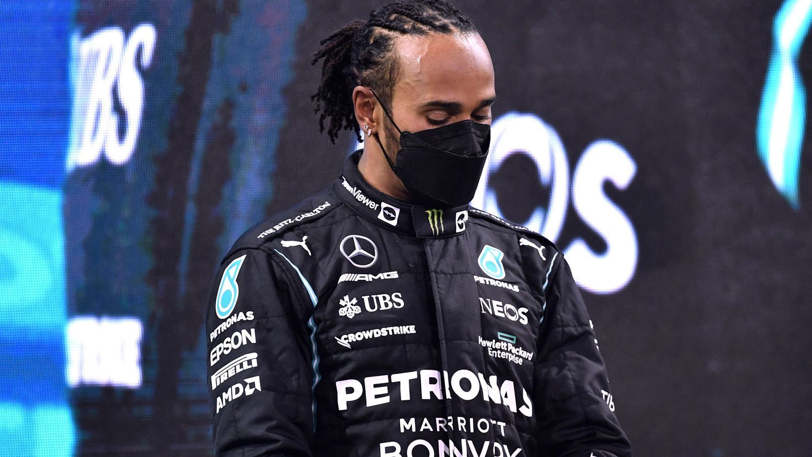 
                <strong>Noch ein Rivale</strong><br>
                Denn was man nicht vergessen darf: 2022 bekommt Hamilton in George Russell einen neuen Teamkollegen, einen jungen Wilden, ein hungriges Top-Talent, das Hamilton Mercedes-intern gefährlich werden könnte. Auch hier gilt: Eine ideale Chance, Kritiker, die glauben, er gehöre zum alten Eisen, mundtot zu machen. Er kann beweisen, dass er tatsächlich der beste Fahrer der Formel 1 ist.
              