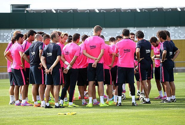
                <strong>Erstes Suarez-Training in Barcelona</strong><br>
                Bei der Mannschaftsbesprechung hält sich Suarez (l.) noch im Hintergrund. Abwarten, ob sich dies bald ändert.
              