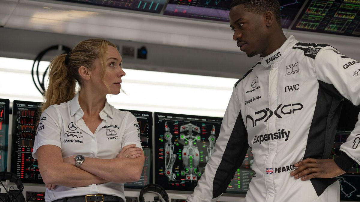 Szene aus dem Film: Die Technische Direktorin spricht mit dem jungen Herausforderer von Brad Pitt
