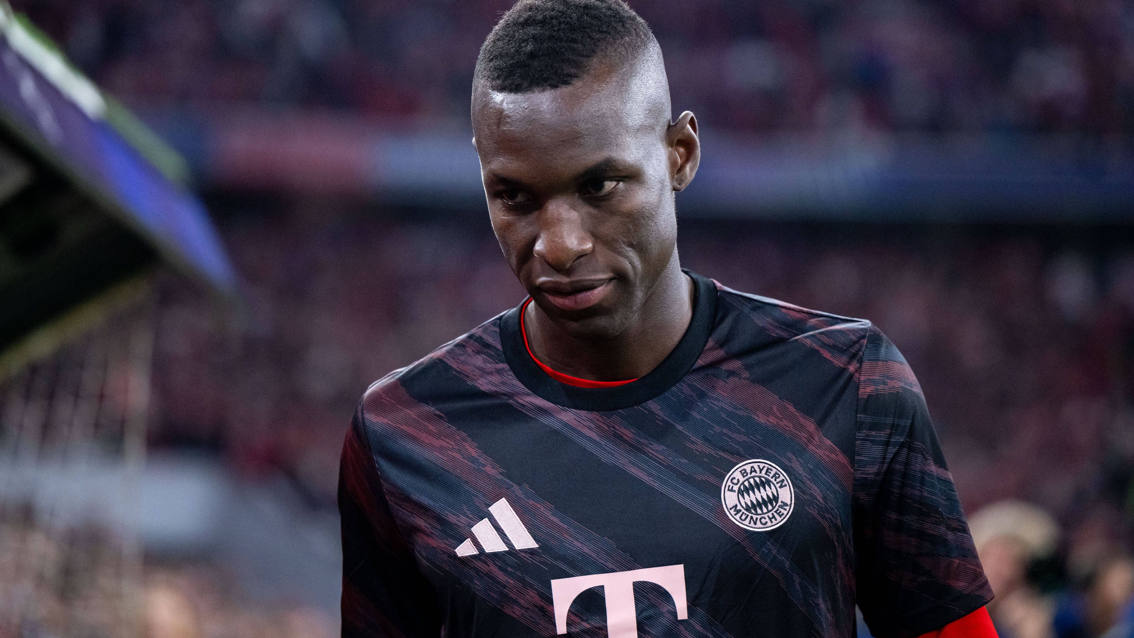 <strong>Nicolas Jackson (FC Bayern München)</strong><br>Nicolas Jacksons Berater Ali Barat heizt mal wieder Spekulationen an. Diesmal geht es um eine feste Verpflichtung der Leihgabe des FC Chelsea, die den FC Bayern 65 Millionen Euro kosten würde. "Ich denke, wenn Nico Jackson diese Saison gute Leistungen bringt, sollten sie ihn angesichts des aktuellen Marktpreises für Stürmer von 65 Millionen Euro kaufen", sagte Barat "RMC Sport" ...