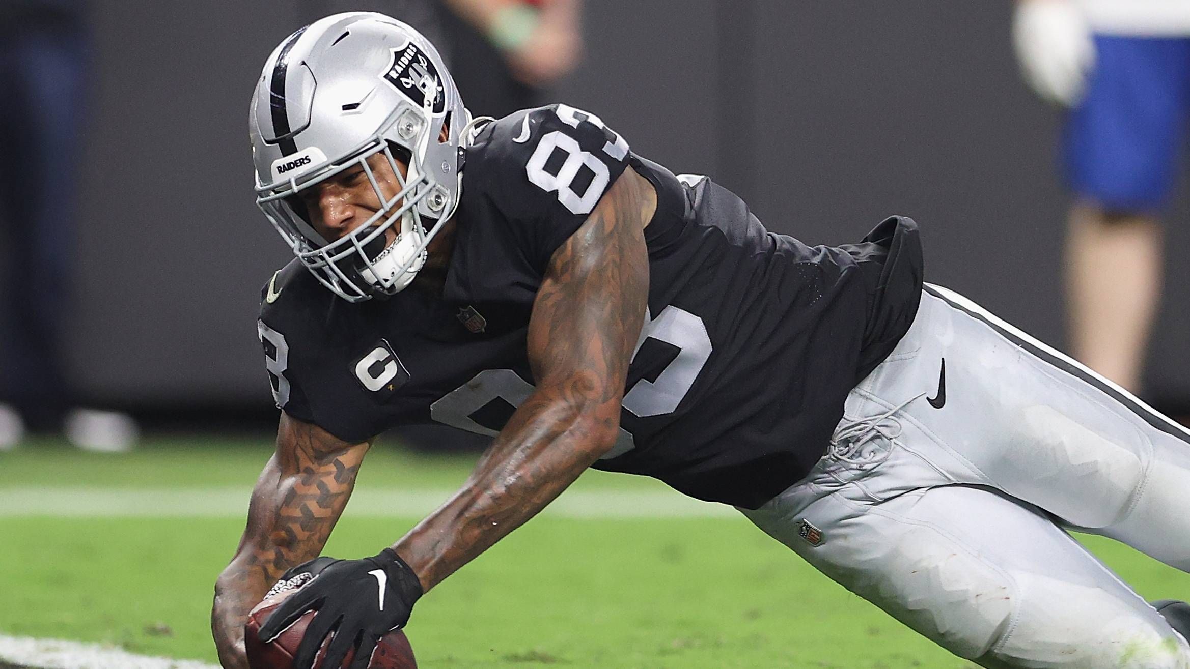 
                <strong>Darren Waller: 323 Targets</strong><br>
                Als Wide Receiver bei den Raiders hat man es derzeit nicht leicht. Der Grund: Tight End Darren Waller verhält sich wenig kollegial und beansprucht den Großteil aller Targets innerhalb des Teams für sich. Quarterback Derek Carr suchte den Hünen in der Mitte gleich 19 Mal gegen die Baltimore Ravens. Bleibt die "Bromance" über die Saison hinweg stabil, würde Waller bei 323 Targets landen. Und die Wide Receiver der Raiders könnten sich beim Arbeitsamt melden. 
              
