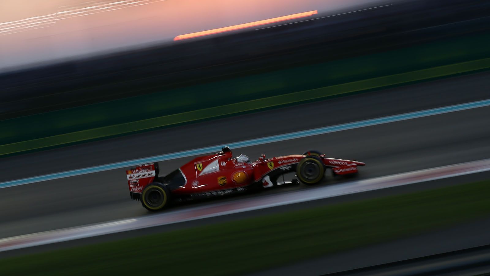 
                <strong>2015</strong><br>
                In seinem ersten Ferrari-Jahr trägt der rote Boliden den Namen Eva.
              