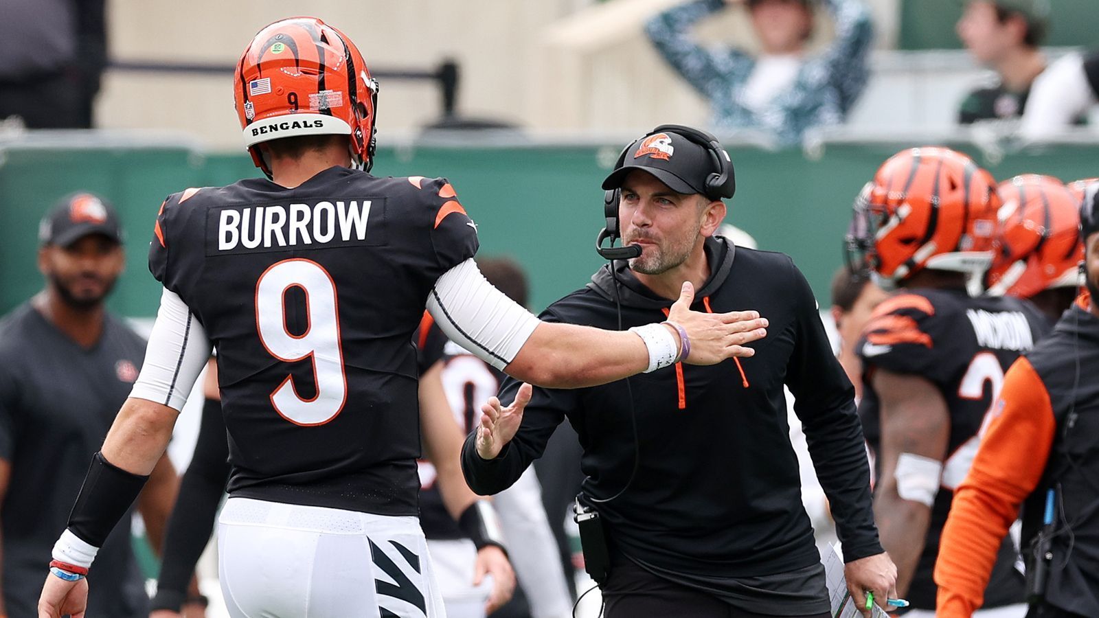
                <strong>Verlierer: Joe Burrow</strong><br>
                Joe Burrow kann einem Leid tun. Nicht nur, dass er gegen die Cleveland Browns wieder 5,5 Sacks einstecken musste. Nun fällt seine Lieblings-Anspielstation Ja'Marr Chase auch noch auf unbestimmte Zeit aus. Im Spiel gegen die Browns fehlte Chase komplett, sodass Head Coach Zac Taylor oft in seinem Play Calling unkreativ wirkte. Keine O-Line und kein Chase bedeutet wohl weitere schmerzhafte Wochen für den 25-jährigen Bengals-QB. 
              