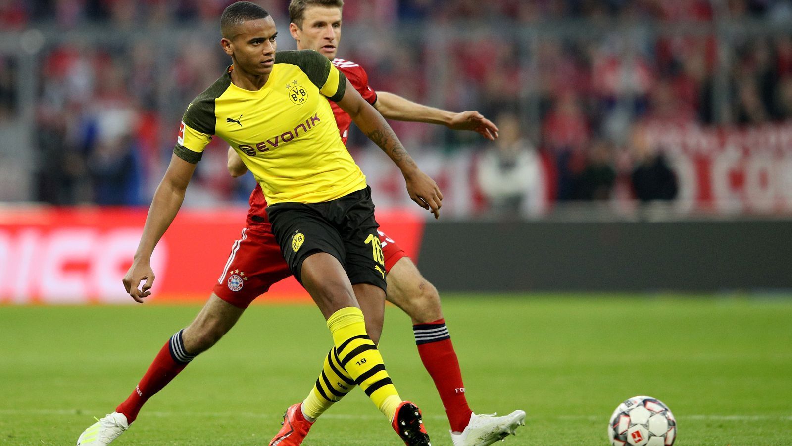 
                <strong>Manuel Akanji (BVB)</strong><br>
                Steht beim 0:1 nach Ecke zu weit weg von Torschütze Mats Hummels (10.) und verliert Gnabry vor dem 0:4 aus den Augen. Kann die gewohnte Präsenz und Ruhe als Chef und Stabilisator der Abwehr an diesem Tag zu keiner Zeit ausstrahlen. Wie seine Mitspieler in der Defensive mit krassen Stellungs- und Zuteilungsfehlern im ersten Durchgang. Profitiert im zweiten Spielabschnitt vom neuen Nebenmann Weigl. Im Verbund kann die totale Demontage verhindert werden. ran-Note: 5
              