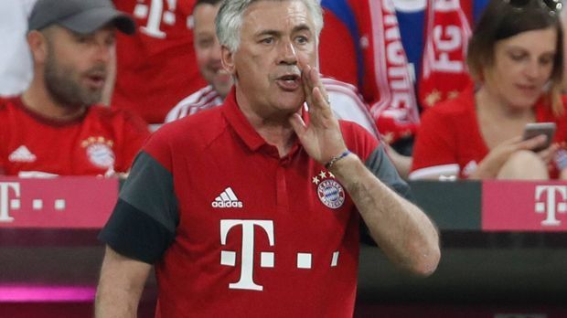 
                <strong>Carlo Ancelotti</strong><br>
                35. Min: Wieder Chance Bayern. Green scheitert nach feinem Spielzug. Hoeneß feixt auf der Tribüne und Ancelotti? Steht von der Bank auf, trottet zur Linie vor, verschränkt die Arme und schaut.
              