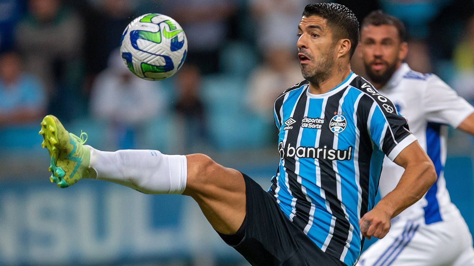 
                <strong>Luis Suarez</strong><br>
                Ebenfalls eine Ära beim FC Barcelona prägte Luis Suarez. Das Sturmduo wird aber vorerst nicht bei Miami vereint werden – zumindest nicht in dieser Saison. Denn der Nationalspieler Uruguays - der für Gremio Porto Alegre in der brasilianischen Liga kickt - dementierte jüngst Spekulationen über einen Wechsel: "Das ist falsch und unmöglich. Ich bin sehr glücklich bei Gremio und stehe noch bis 2024 unter Vertrag", sagte der 36-Jährige "El Observador".
              