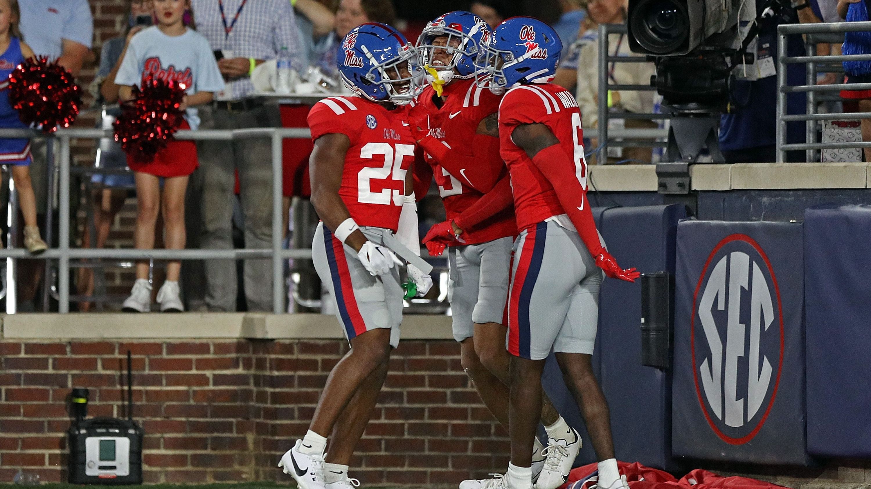 <strong>Platz 10: Ole Miss Rebels</strong><br>Unter dem Radar fliegen die Rebels in unserer Top 10. Wer nicht ungeschlagen ist, braucht "gute" Niederlagen und die Pleite gegen Alabama gilt als solche. Der übrige Spielplan wurde teilweise pulverisiert. Aber für eine sensationell gute Saison braucht es sensationell gute Siege. Daher liegt der Fokus voll auf dem Spiel gegen Georgia in zwei Wochen.&nbsp;