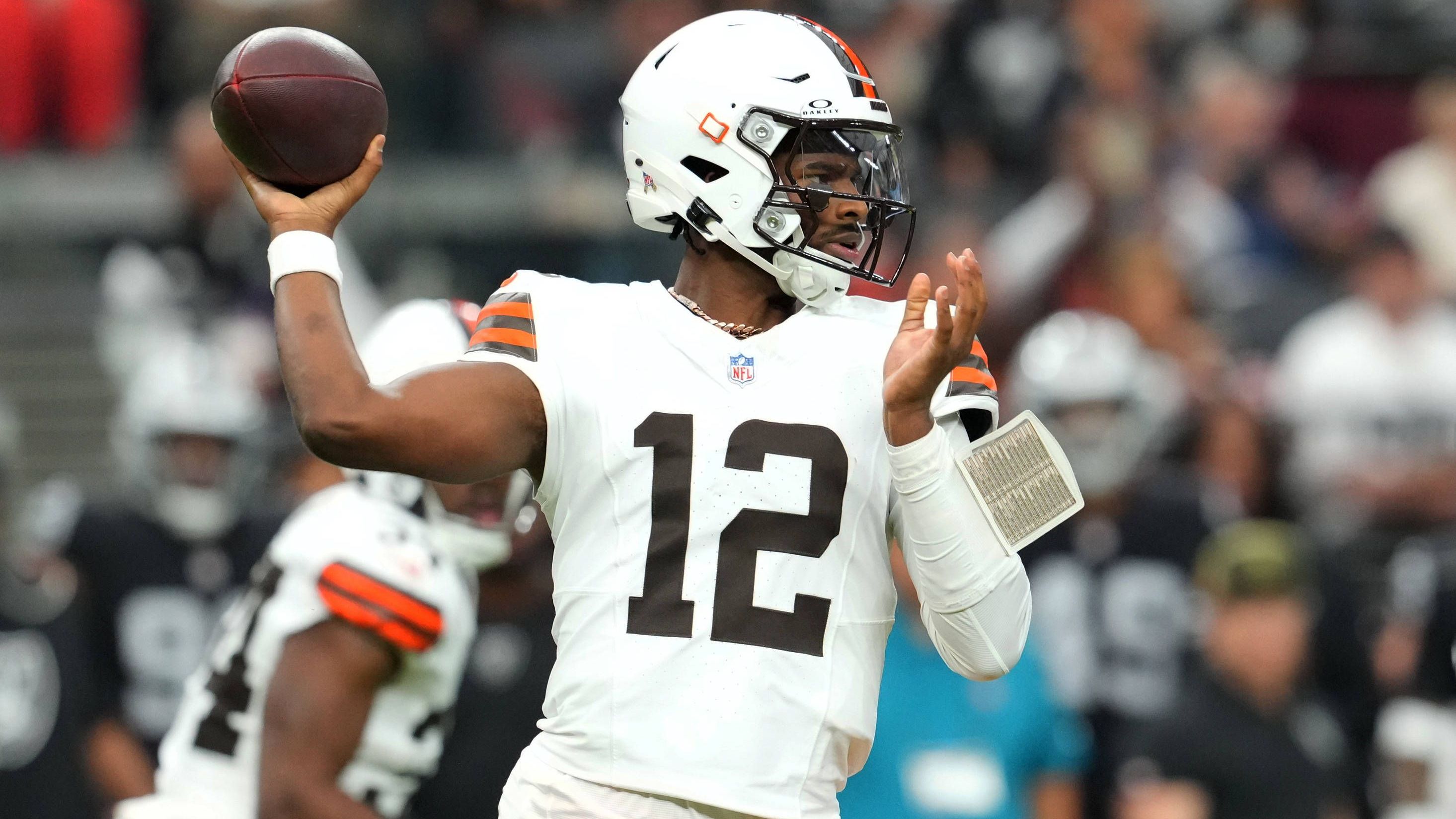 <strong>Platz 26: Cleveland Browns (Vorwoche: 28)</strong><br>Und jetzt mal alle Hand hoch, wer davon ausgegangen ist, dass Shedeur Sanders seinen ersten Start gewinnt, dabei über 200 Yards und einen Touchdown erwirft? Niemand? Zugegeben, wir auch nicht. Aber Sanders hat den Browns so etwas wie Leben eingehaucht. Durch die Defense reicht es, wenn er nur "okay" spielt - so können die Browns Spiele gewinnen.